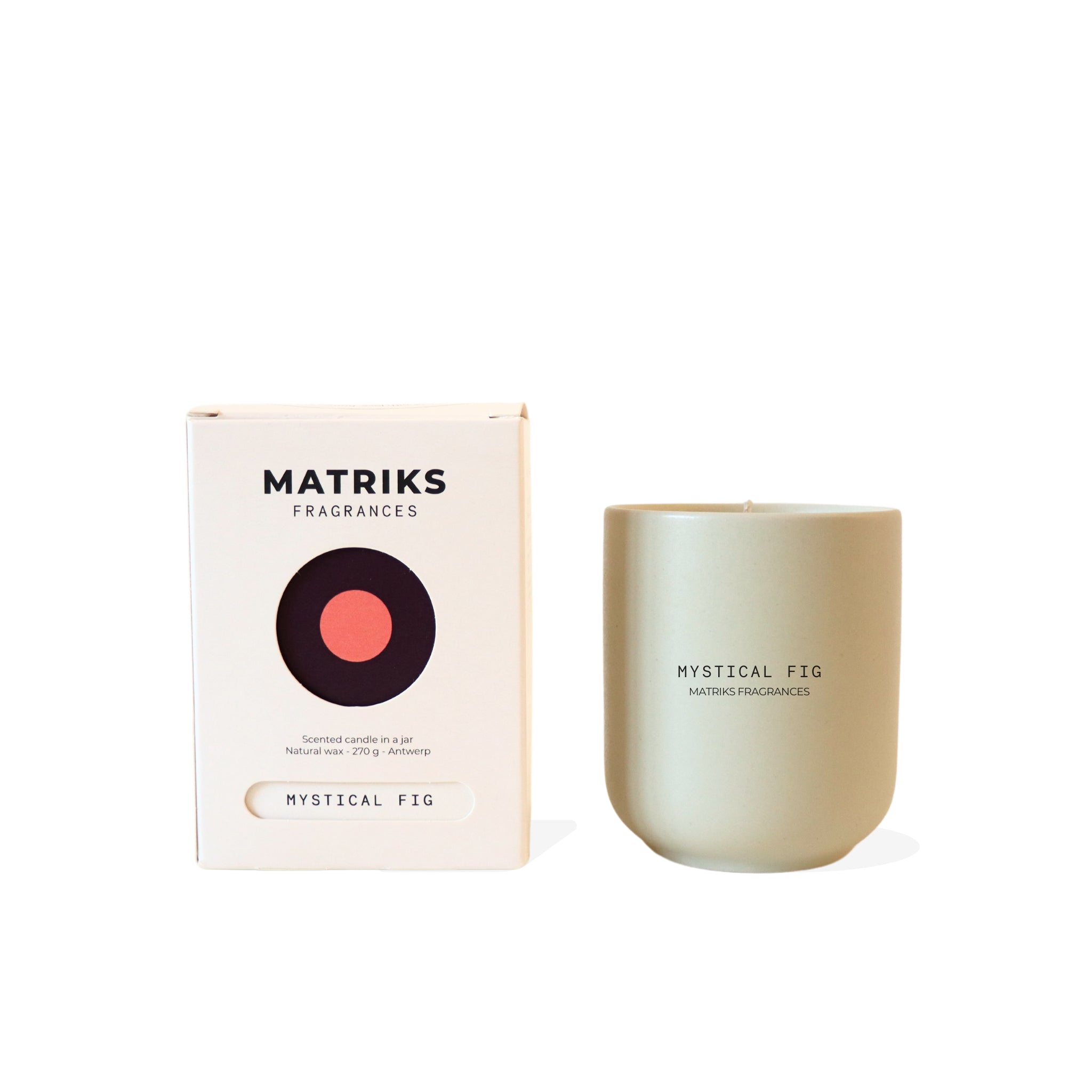 De Matriks Fragrances Geurkaars Keramiek Mystical Fig 270 g is een geurkaars in een olijfgroene keramische pot naast het doosje, beide gelabeld met de geurnaam. Handgemaakt in Antwerpen.