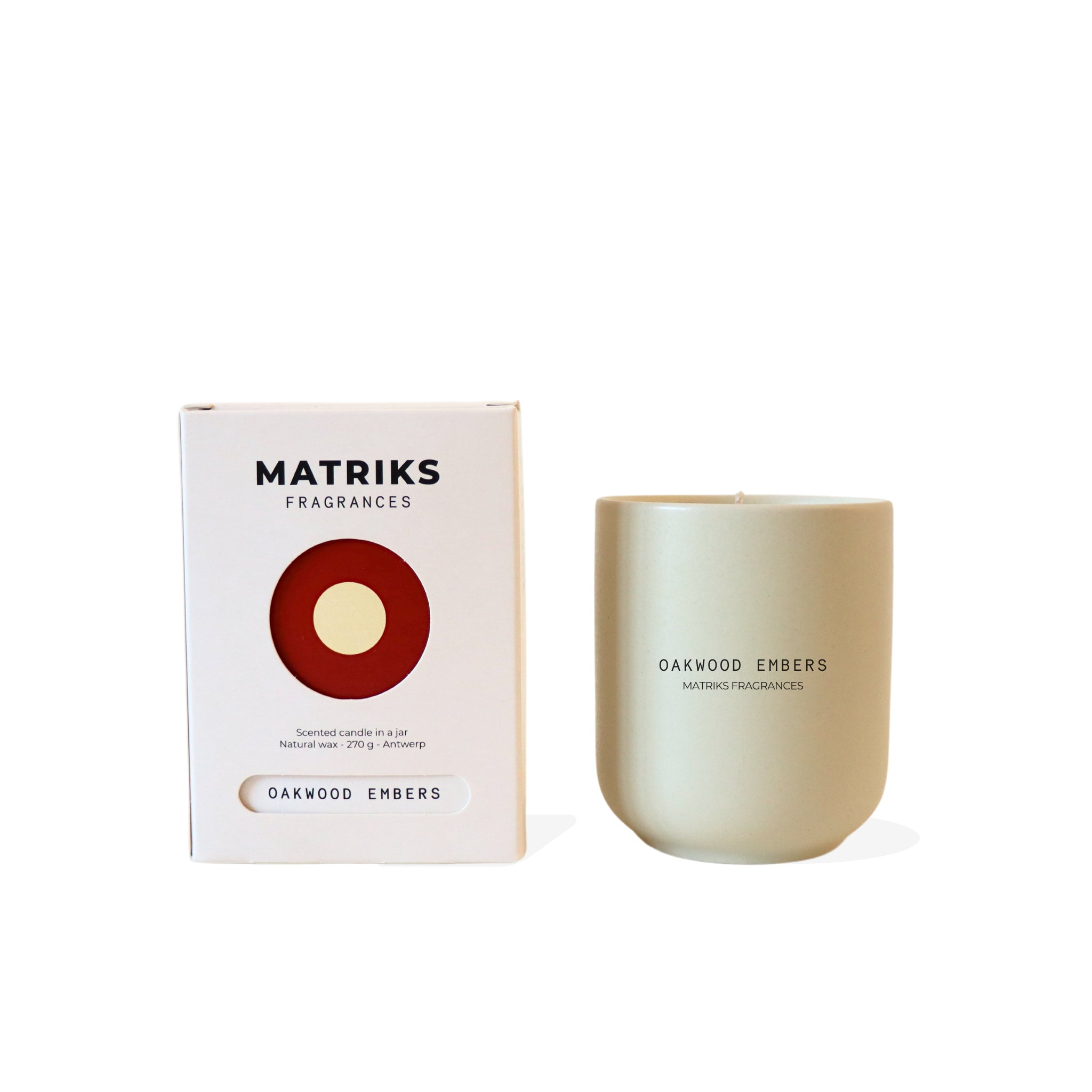 Een beige Matriks Fragrances Geurkaars Keramiek Oakwood Embers 270 g zit naast een witte doos met een rood en crèmekleurig cirkelontwerp, handgemaakt in Antwerpen.