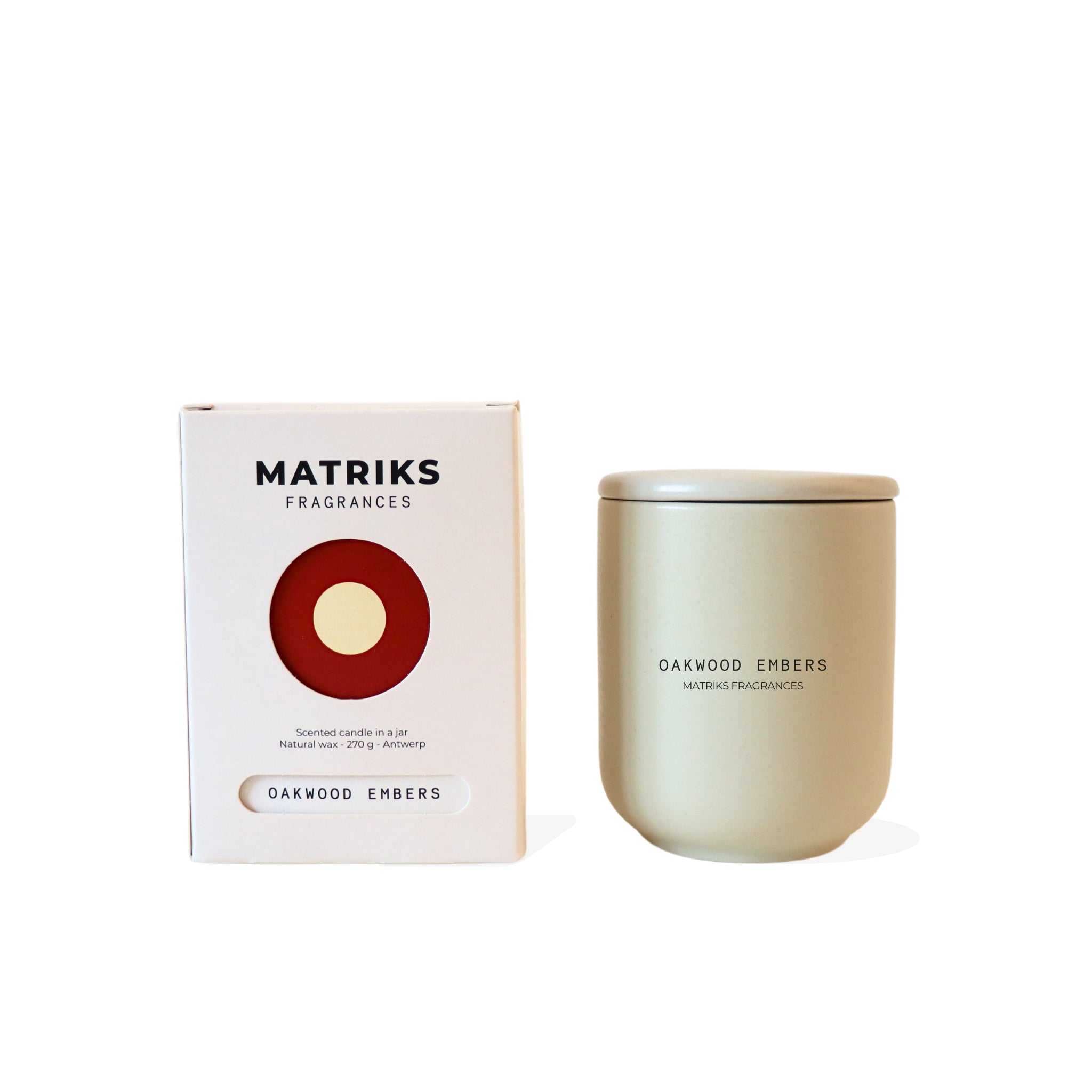 Een wit doosje met de naam Matriks Fragrances staat naast het Oakwood Embers geurkaars keramiek (270 g), gehuisvest in een minimalistisch beige keramiek potje met deksel en bijpassende geurnaam.