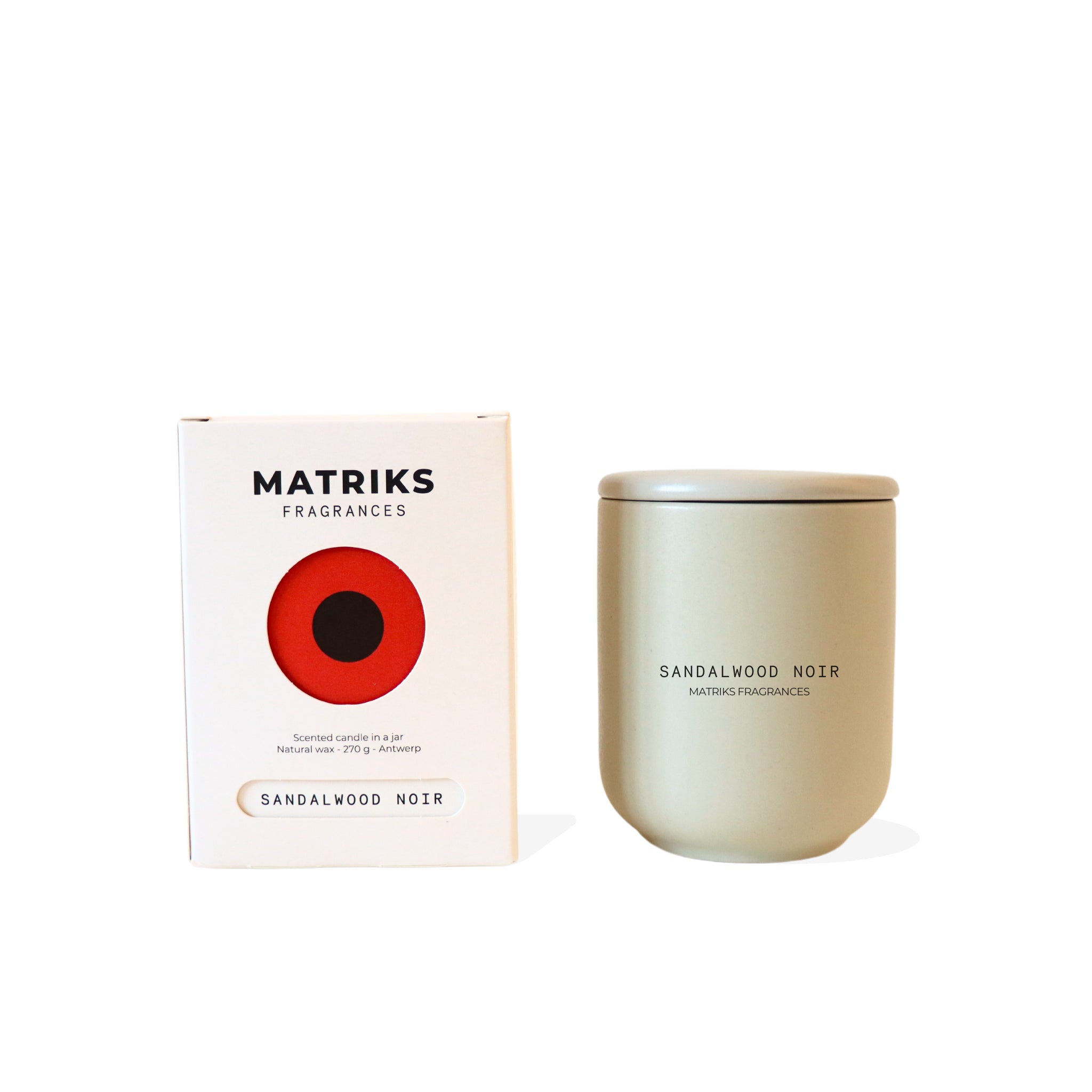 De Matriks Fragrances Geurkaars Keramiek Sandelhout Noir 270 g wordt gepresenteerd in een minimalistische beige keramische pot naast de witte doos, die is voorzien van een opvallende rode cirkel en productdetails.
