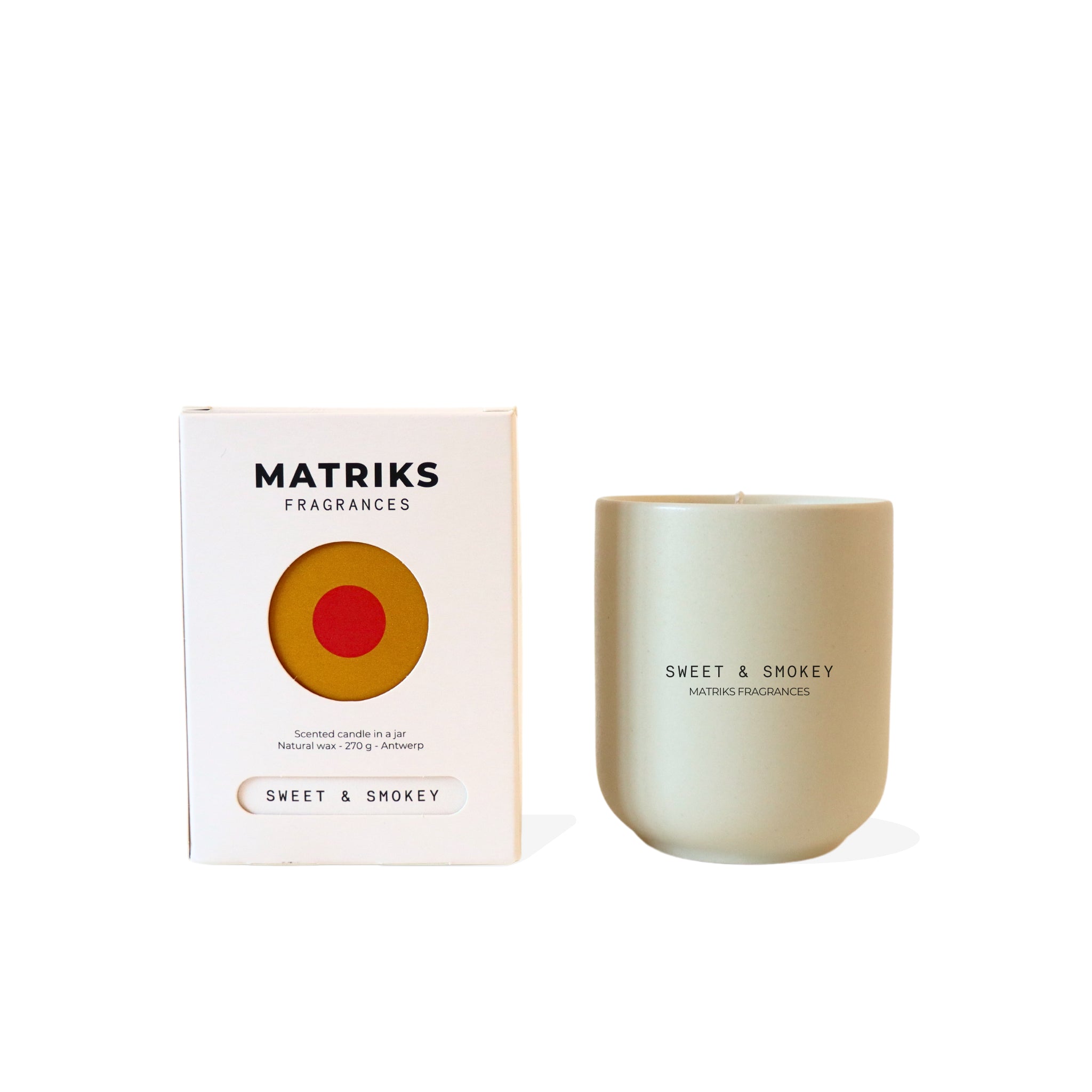Een wit doosje met de naam Matriks Fragrances staat naast een beige keramieken potje geurkaars, beide handgemaakt in Antwerpen en met de Sweet & Smokey geur van Matriks Fragrances Geurkaars Keramiek 270 g.
