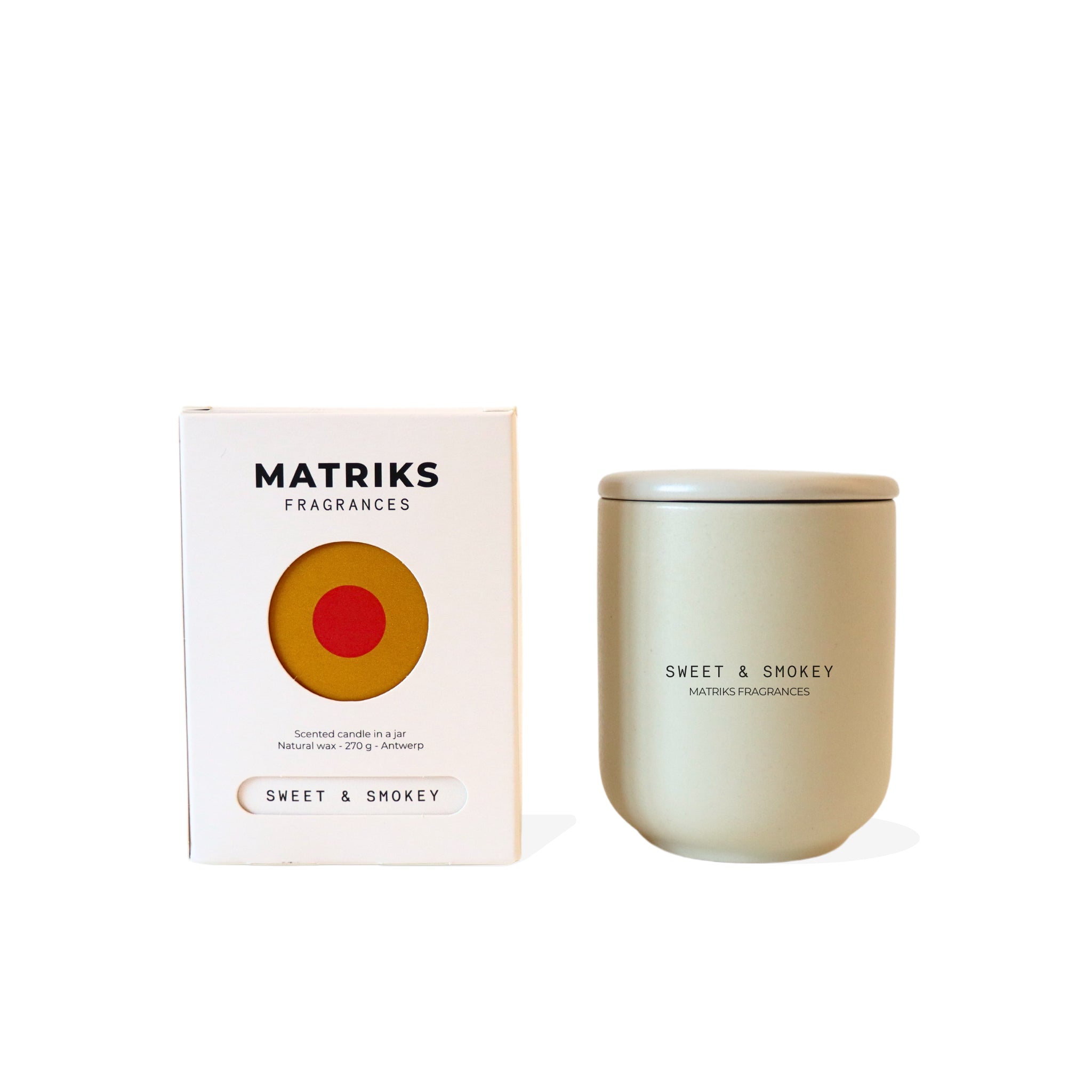 De beige Matriks Fragrances Geurkaars Keramiek Sweet & Smokey 270 g staat in een handgemaakt potje naast de witte verpakking van Matriks Fragrances met ronde geel-rode decoratie.