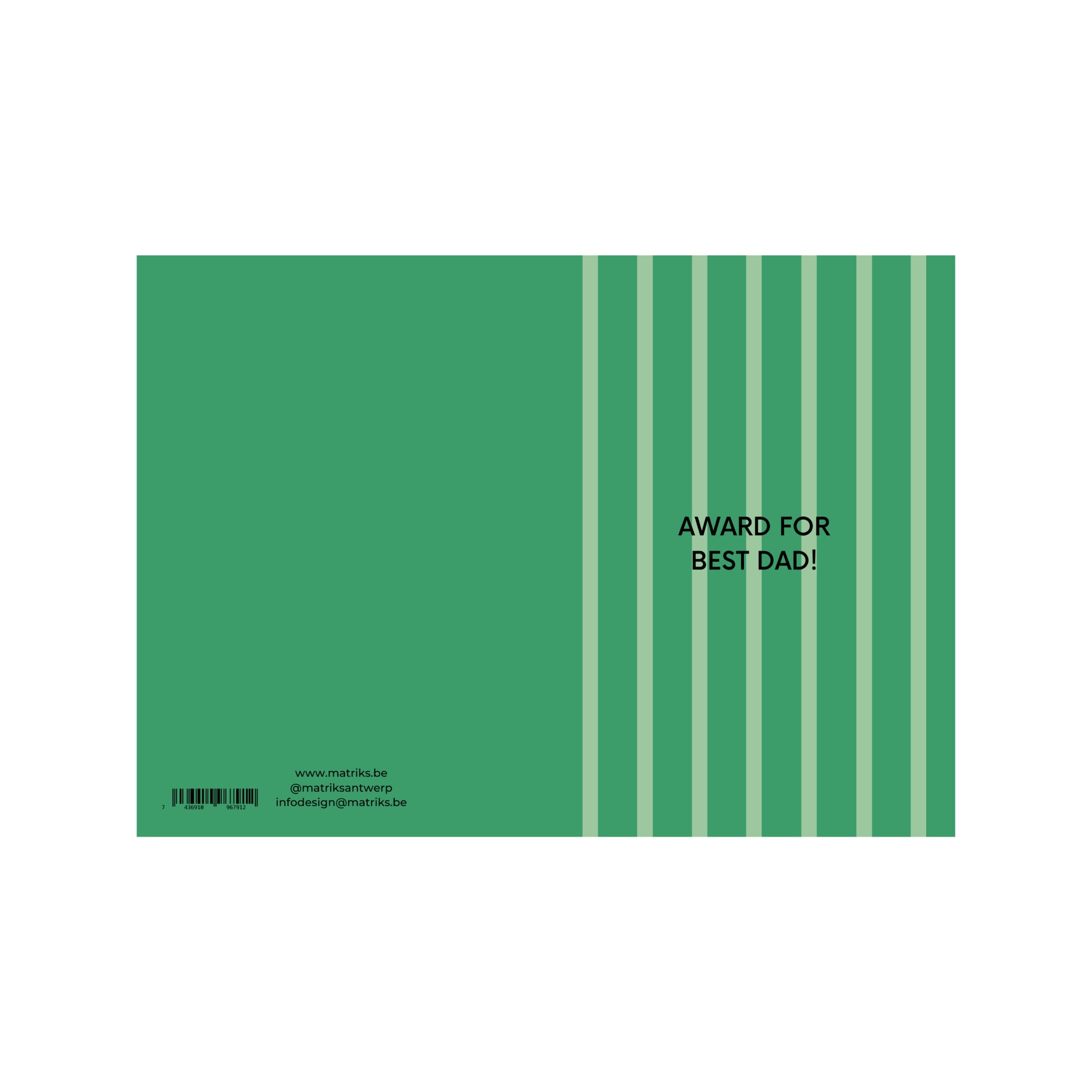 De Matriks JL Postkaart Award For Best Dad Dubbel van Matriks is een groene kaart met verticale lichtgroene strepen aan de rechterkant en "AWARD FOR BEST DAD!" in het midden. Inclusief contactgegevens en barcode linksonder. Onderdeel van onze postkaartcollectie.