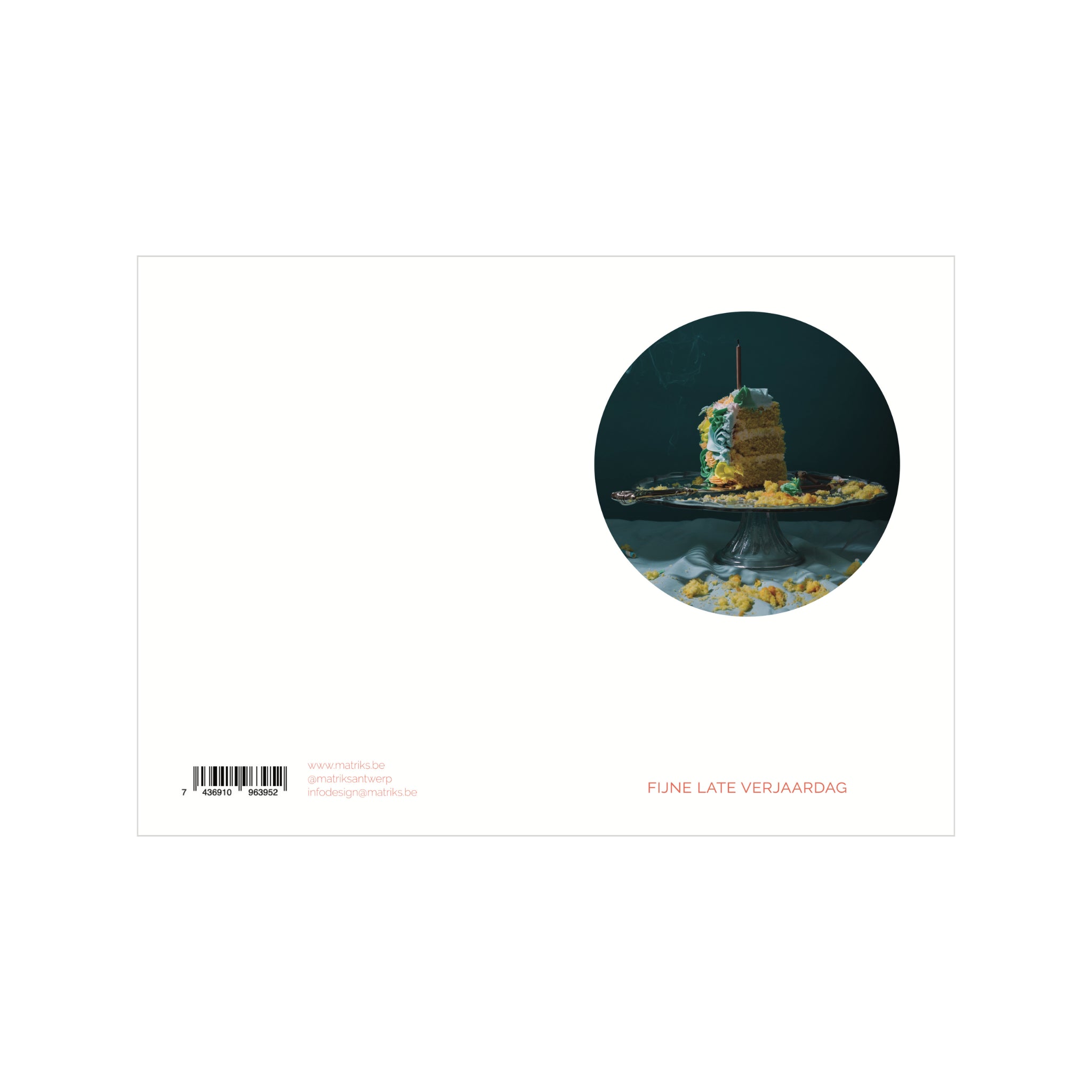 De Matriks Postkaart Cirkel Fijne Late Verjaardag Dubbel A6 toont een kleine cirkelfoto van een deels opgegeten verjaardagstaart met kaars en kruimels, met rechtsonder in rood de tekst: FIJNE LATE VERJAARDAG.
