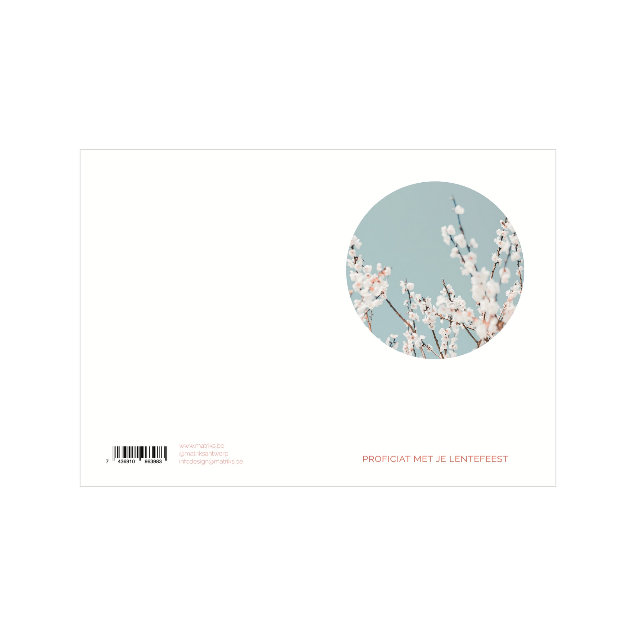 De Matriks Postkaart Cirkel Proficiat Met Je Lentefeest Dubbel A6 heeft een ronde foto van witte kersenbloesems op lichtblauw, rode "PROFICIAT MET JE LENTEFEEST" tekst rechtsonder, plus kleine tekst en barcode-perfect als unieke wenskaart.