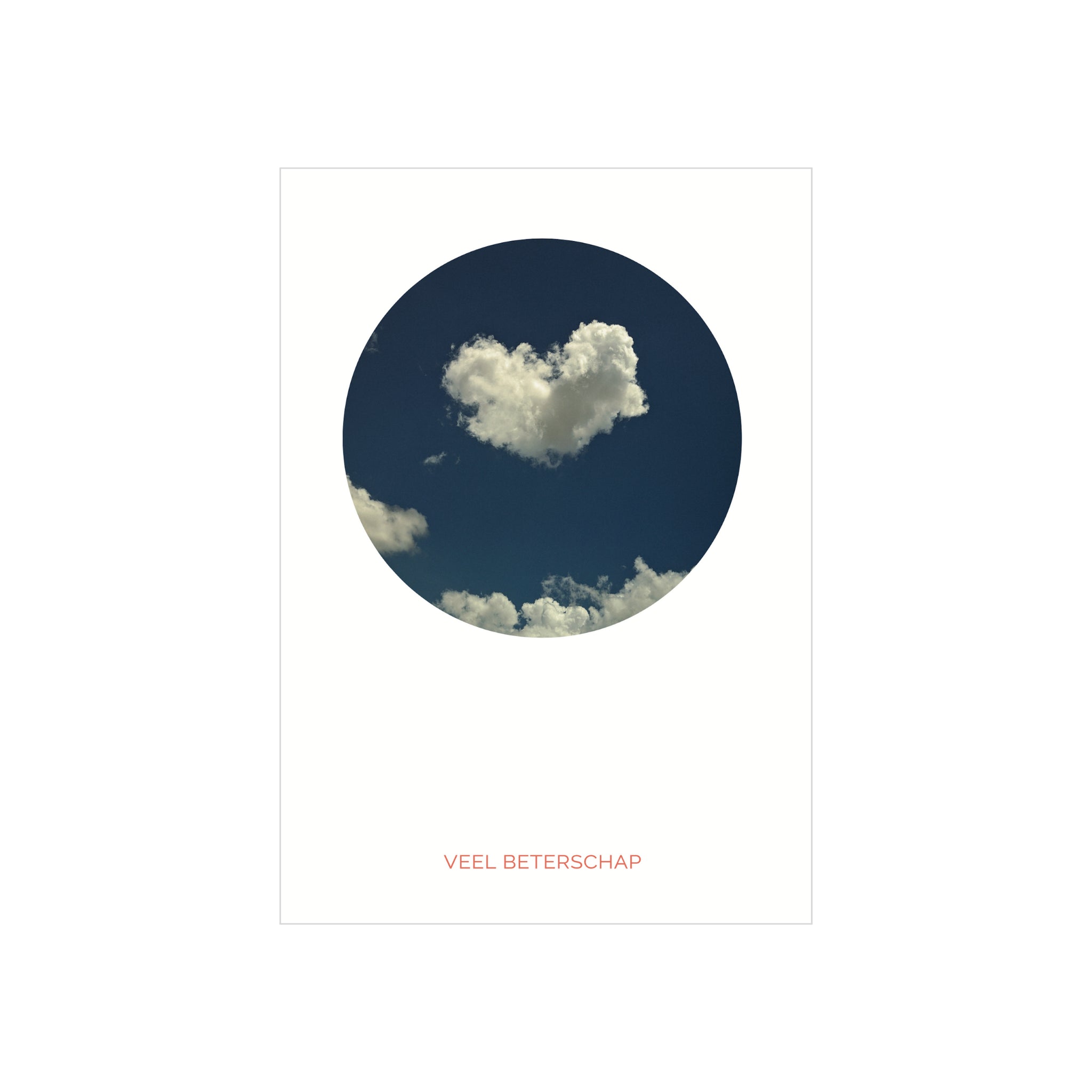 Een witte hartvormige wolk drijft in een diepblauwe lucht met kleinere wolken. Daaronder staat "VEEL BETERSCHAP" in lichtroze op wit. De Matriks Postkaart Cirkel Veel Beterschap Dubbel A6 van Matriks is ideaal voor hartelijke wensen.