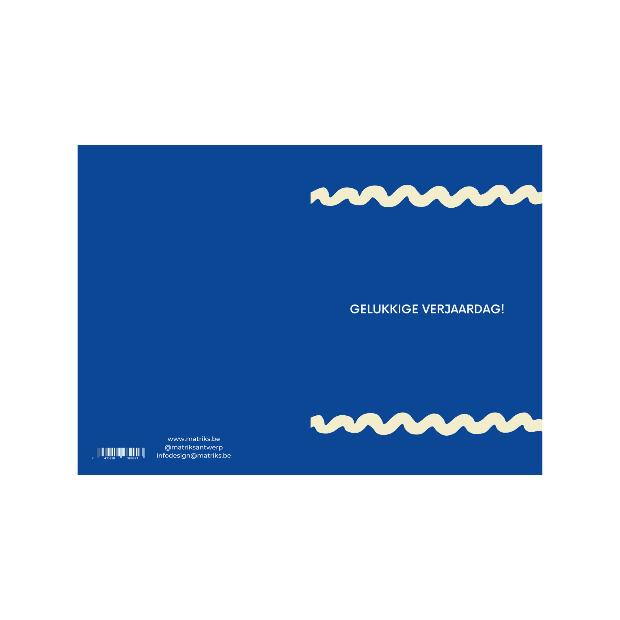 De Matriks JL Postkaart Gelukkige Verjaardag Dubbel van Matriks is een blauwe verjaardagskaart met witte golvende lijnen en vette "GELUKKIGE VERJAARDAG!" tekst, ideaal voor elk verjaardagsfeest. Contactgegevens staan linksonder.