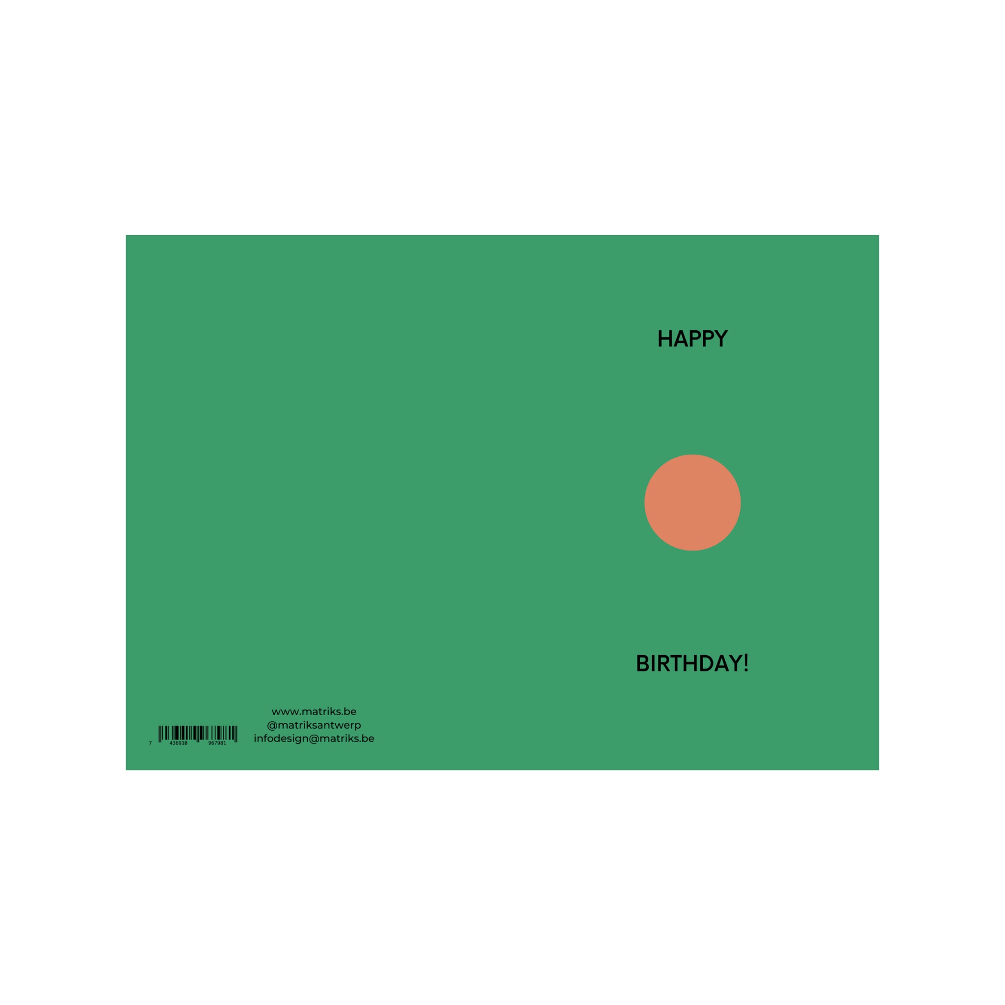 De Matriks JL Postkaart Happy Birthday Green Dubbel van Matriks is een groene kaart met een kleine oranje cirkel aan de rechterkant en "HAPPY" en "BIRTHDAY!" in zwart erboven en eronder. In de linkerbenedenhoek staan tekst en een barcode.