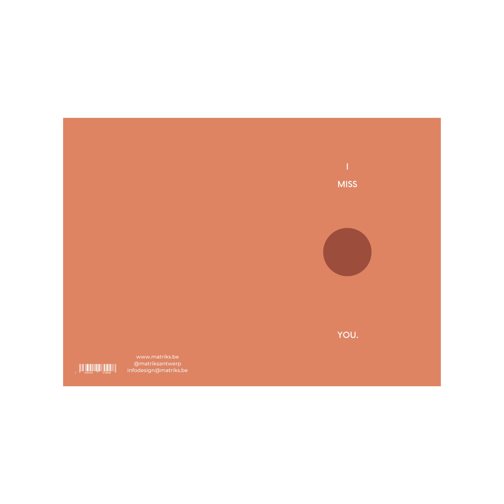 De Matriks JL Postkaart I Miss You Dubbel van Matriks is een minimalistische oranje kaart met een kleine bruine cirkel en "I MISS YOU." in het wit. Contactinformatie en barcode staan linksonder. Een stijlvol voorbeeld van grafisch ontwerp.