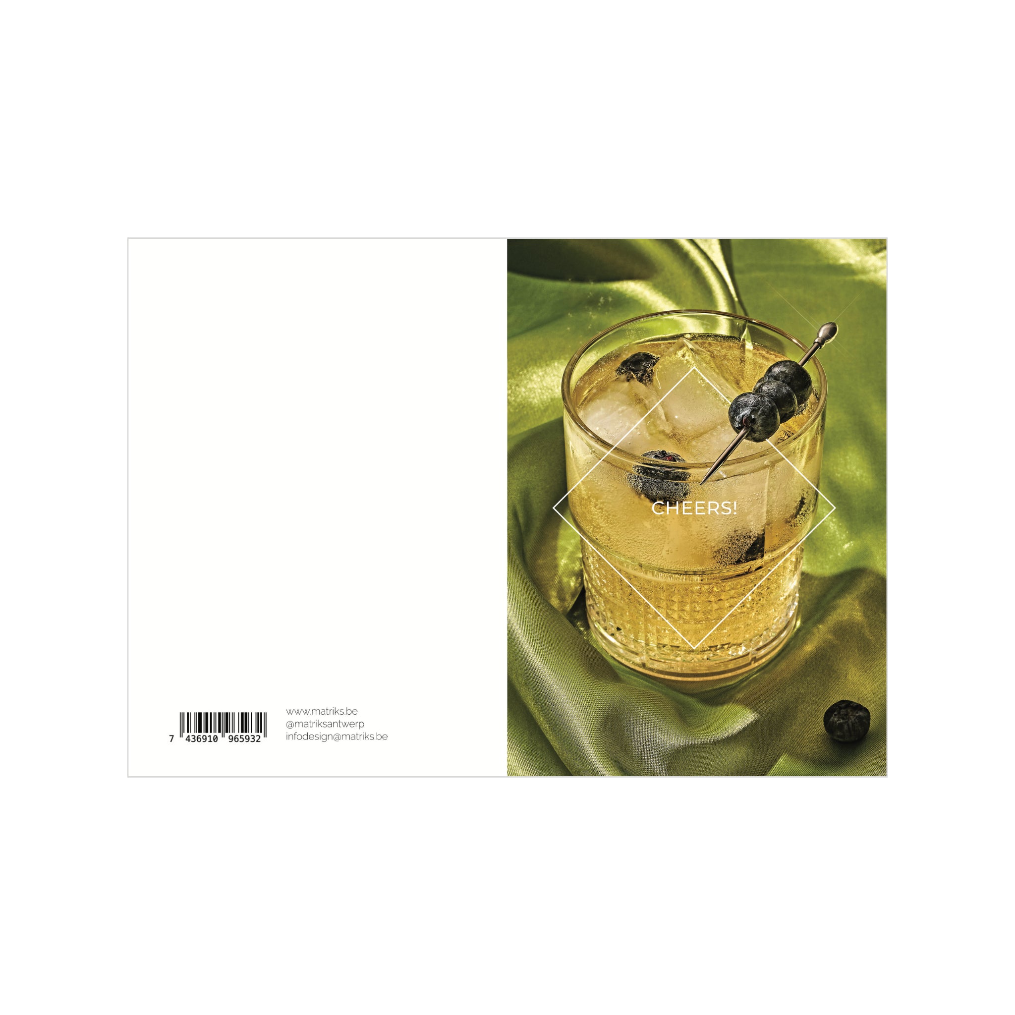 Een glas whisky met ijs en bosbessen staat op groen satijn naast een cocktailprikker en een glas met CHEERS! print, geïnspireerd op Antwerpse gebouwen. Matriks Postkaart Lijn Cheers Dubbel A6 roept stijlvolle A6-formaat wenskaarten op. Barcode en socials links.