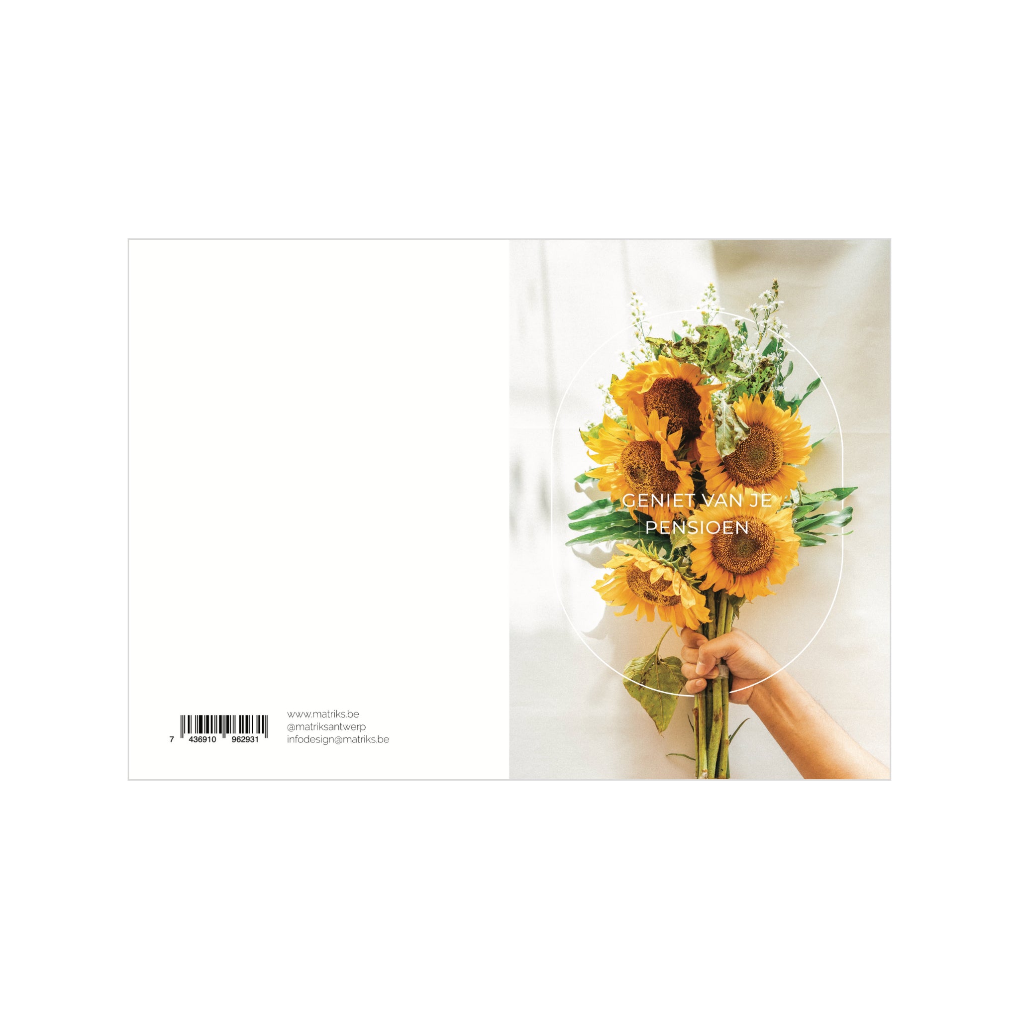 Een hand houdt een boeket zonnebloemen en groen vast op een witte achtergrond. De Matriks Postkaart Lijn Geniet Van Je Pensioen Dubbel A6 van Matriks is voorzien van de Nederlandse tekst "GENIET VAN JE PENSIOEN.". Ideaal voor A6 wenskaarten met barcode en website linksonder.