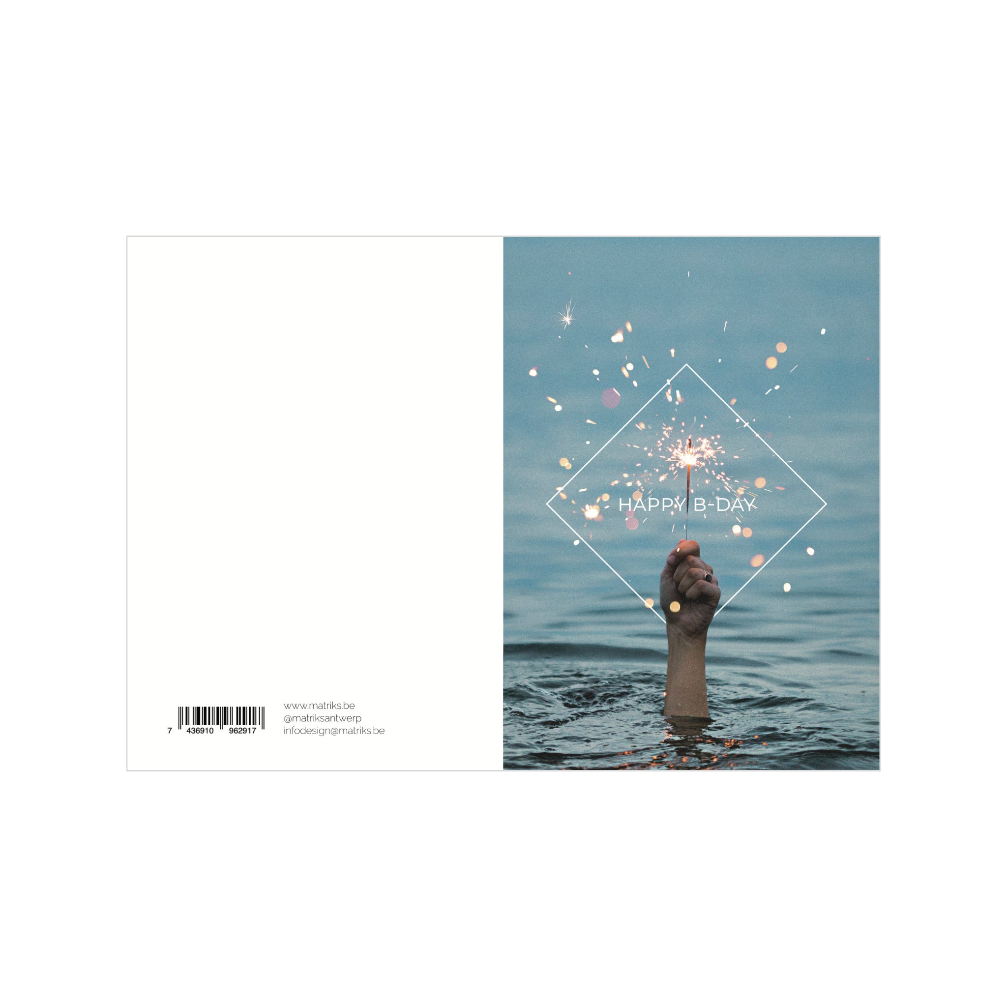 Een hand met sterretjes komt tevoorschijn uit water met vuurwerk, omlijst door "HAPPY B-DAY" op een rustige blauwe achtergrond. De Matriks Postkaart Lijn Happy B-Day Dubbel A6 van Matriks is perfect voor A6-formaat wenskaarten.