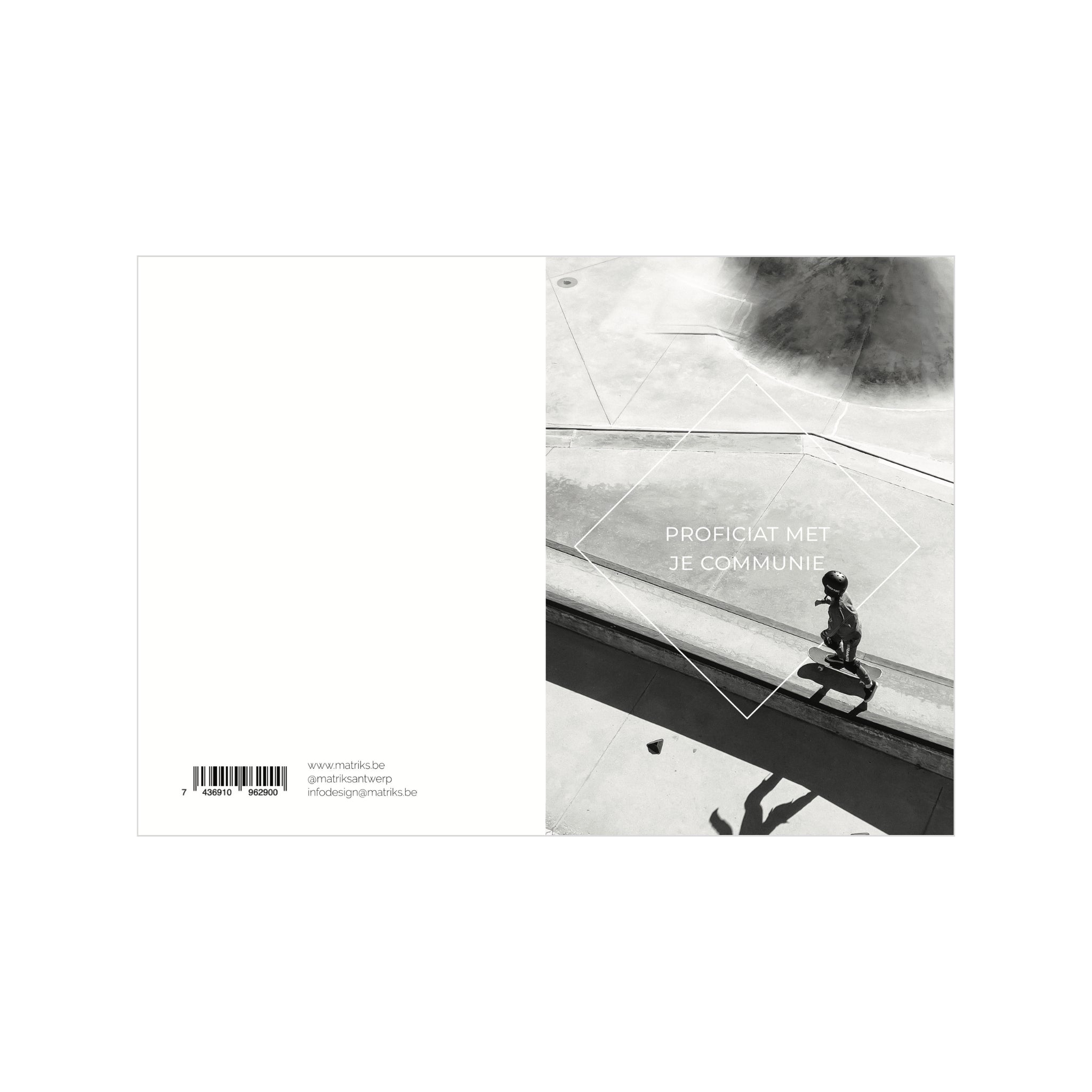 De Matriks Postkaart Lijn Proficiat Met Je Communie Jongen Dubbel A6 toont in grijstinten een jongen die over een skatepark loopt. Geometrische lijnen overlappen het beeld met "PROFICIAT MET JE COMMUNIE" rechts in het midden.