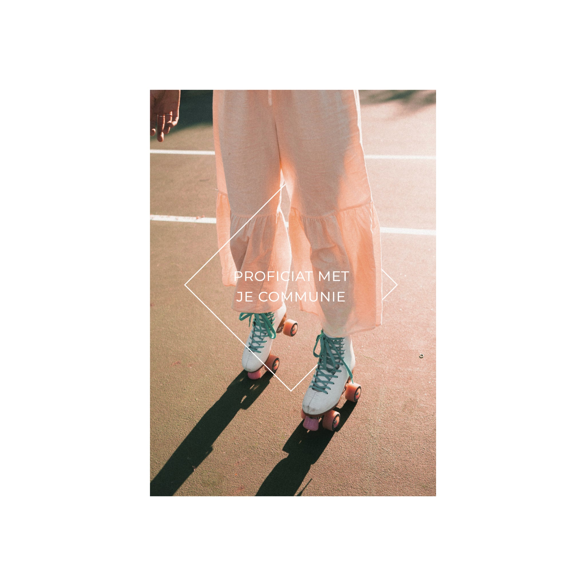 Een meisje in een perzikkleurige jurk en groenblauwe schaatsen staat op een zonnige baan. De witte tekst luidt "Proficiat met je communie". Matriks Postkaart Lijn Proficiat Met Je Communie Meisje Dubbel A6 van Matriks-perfect A6-formaat kaart om speciale momenten te vieren.