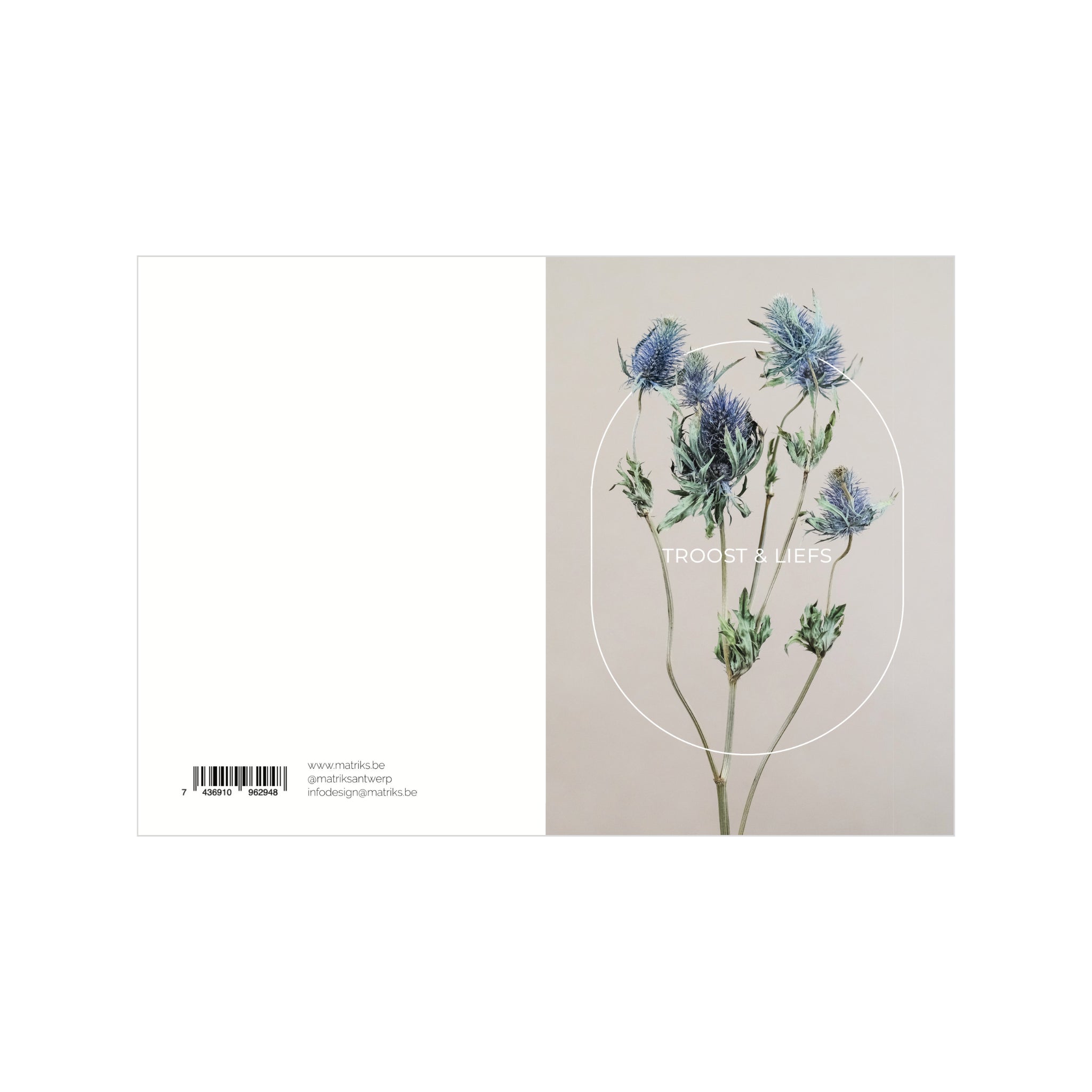 De Matriks Postkaart Lijn Troost & Liefs Dubbel A6 heeft blauwe distelbloemen en de woorden TROOST & LIEFS aan de rechterkant, met een minimale witte linkerkant die een streepjescode en kleine tekst aan de onderkant bevat. Merk: Matriks.