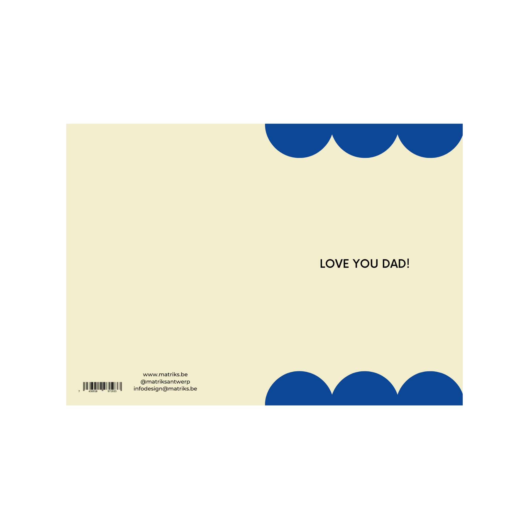 De Matriks JL Postkaart Love You Dad Dubbel van Matriks is crèmekleurig met blauwe halve cirkels langs de rechter boven- en onderkant, "LOVE YOU DAD!" midden rechts, en contactgegevens plus een streepjescode linksonder.