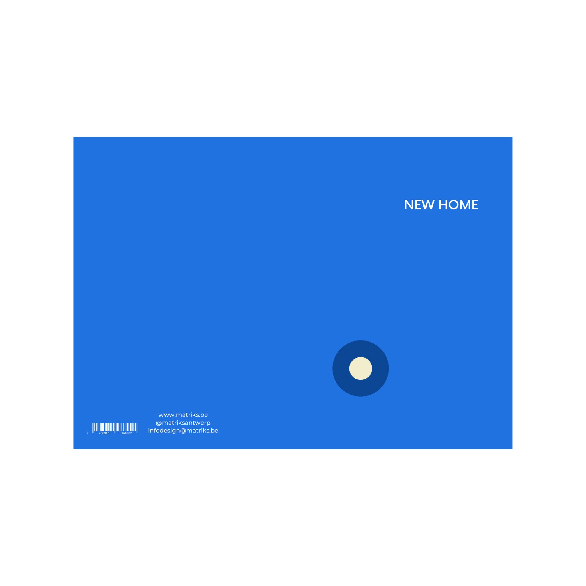 De Matriks JL Postkaart New Home Blue Dubbel van Matriks is een blauwe, rechthoekige kaart met "NEW HOME" in wit rechtsboven, een kleine donkerblauwe cirkel rechtsonder en modern design-perfect voor elke gelegenheid.