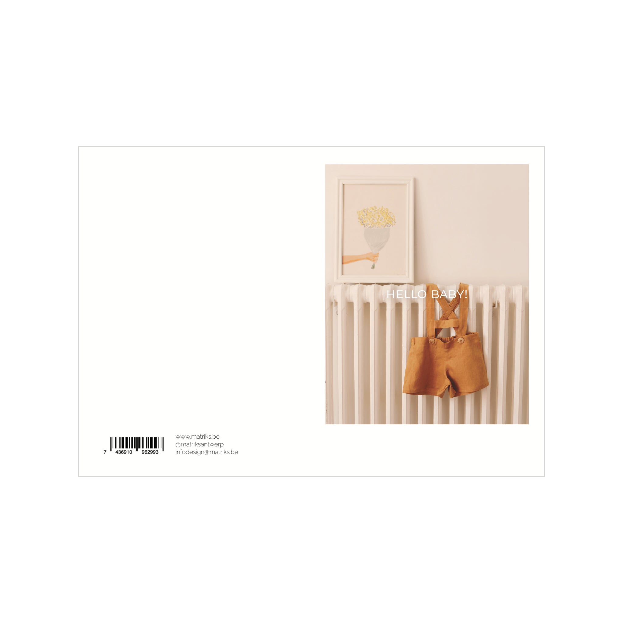 Een Matriks Postkaart Polaroid Hello Baby Dubbel A6 van Matriks hangt boven een bruine babyoverall op een witte radiator - een stijlvolle touch voor moderne wenskaartenfans.