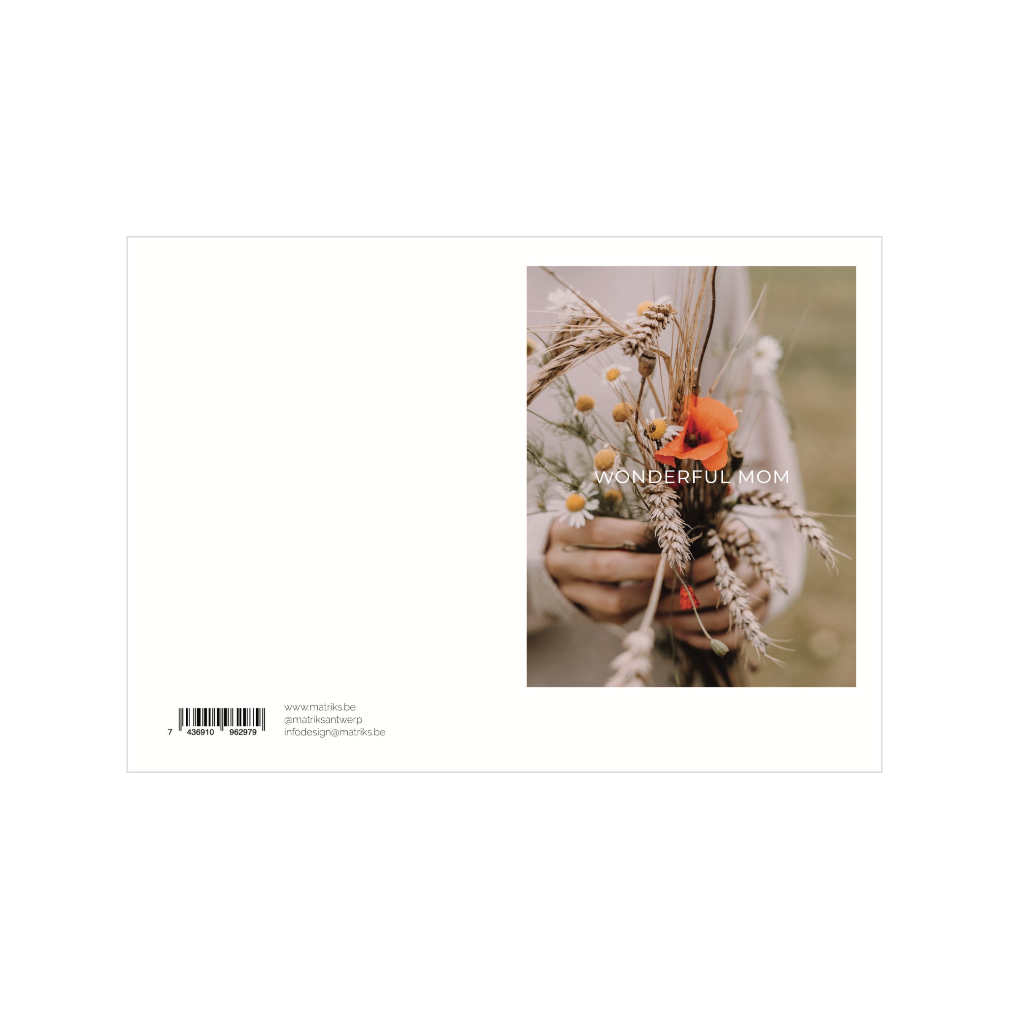 Iemand die een boeket gedroogde wilde bloemen en een oranje bloem vasthoudt, met daar overheen "WONDERFUL MOM". Deze Matriks Postkaart Polaroid Wonderful Mom Dubbel A6 van Matriks heeft een witte achtergrond - perfect om cadeau te geven.