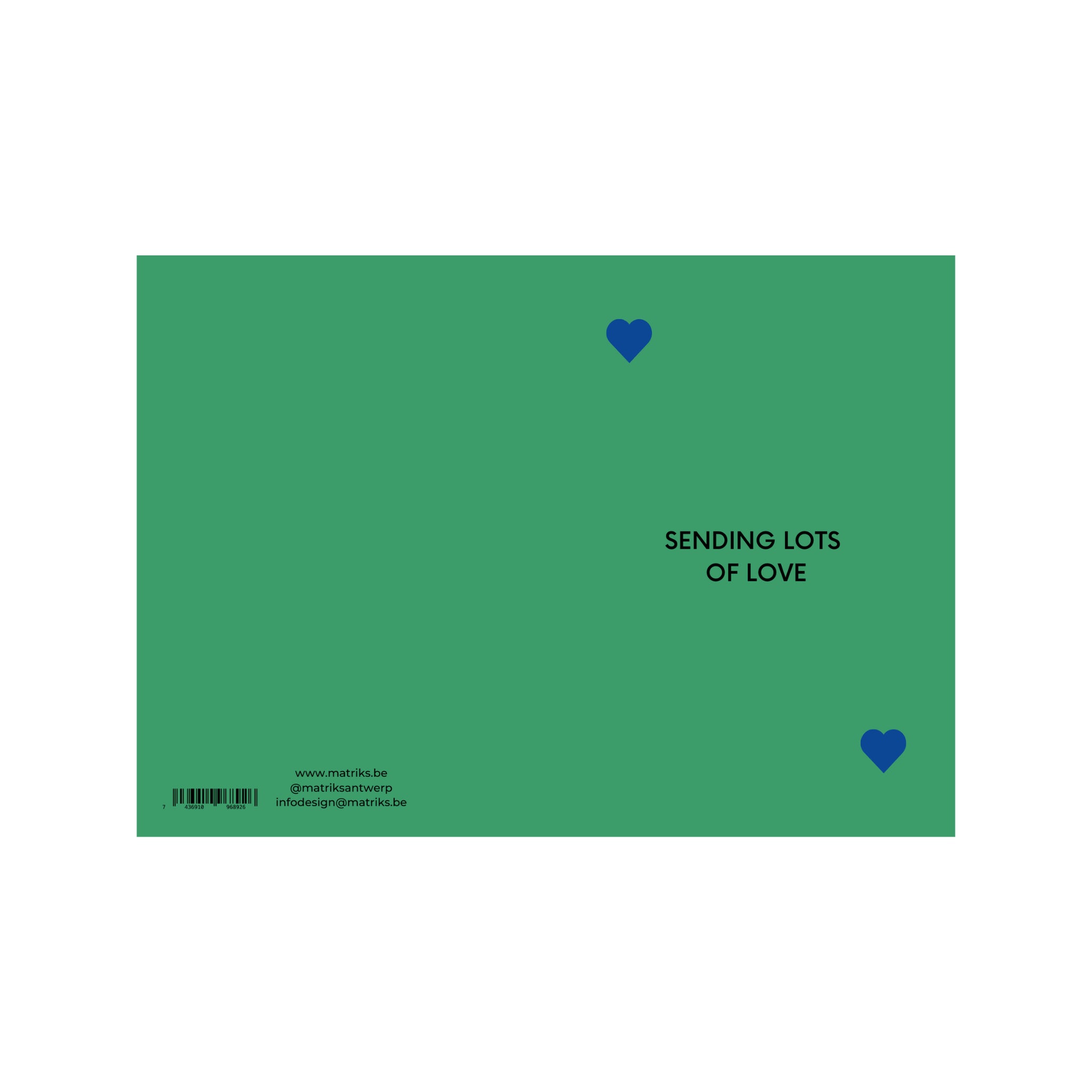 De Matriks JL Postkaart SENDING Lots Of Love Dubbel is een groene postkaart met twee kleine blauwe hart-icoontjes en de tekst "SENDING LOTS OF LOVE" in zwart, iets rechts van het midden. Contactgegevens en barcode staan linksonder. Ontworpen door Julie Lindekens.