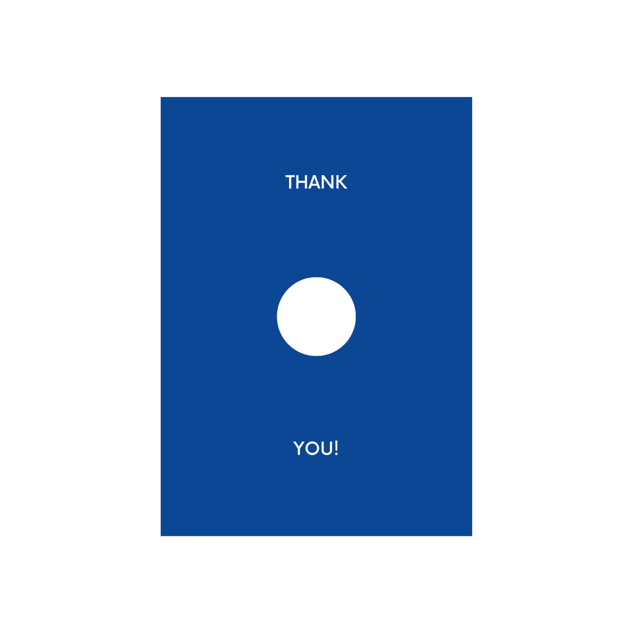 De Matriks JL Postkaart Thank You Navy Dubbel heeft een blauwe rechthoek met een witte cirkel in het midden en "THANK" erboven, "YOU!" eronder in witte tekst. Ontworpen door Julie Lindekens voor de grafische kaarten postkaartcollectie van Matriks.