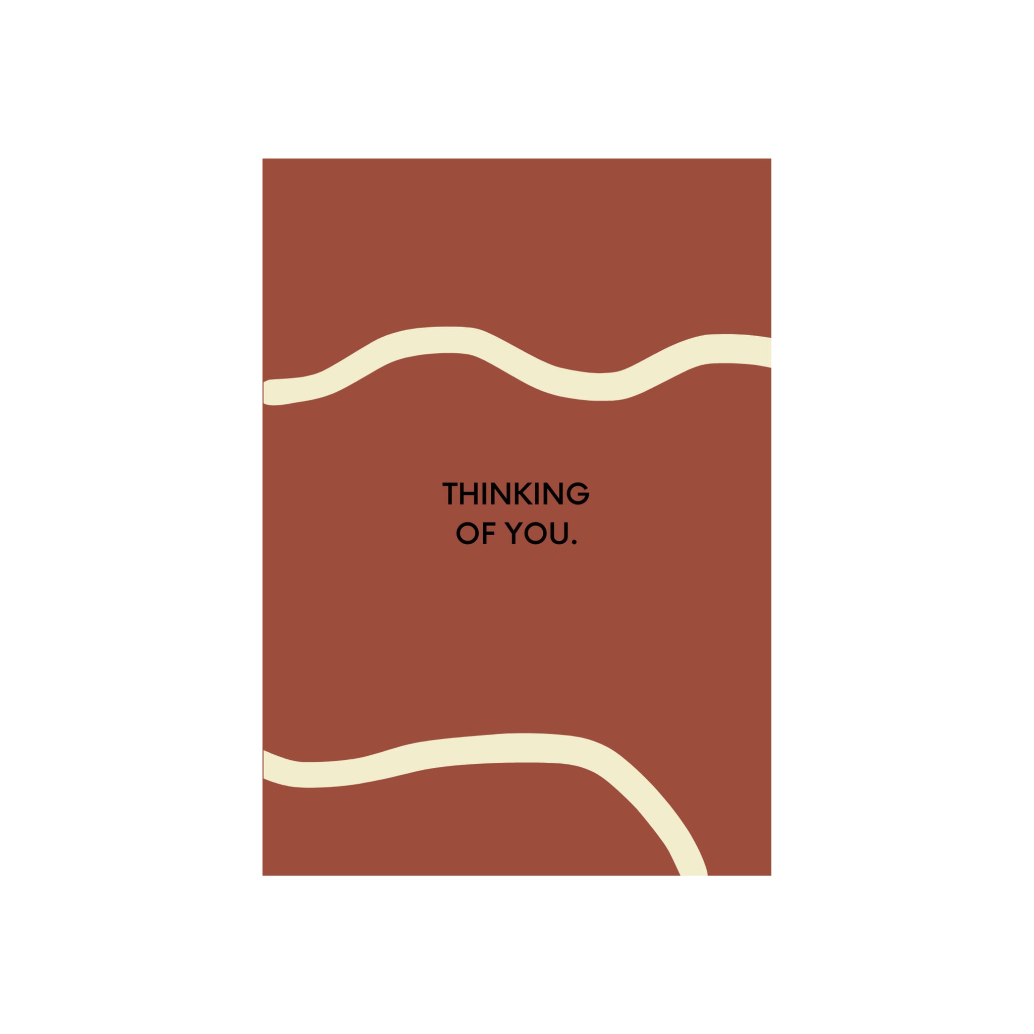 De Matriks JL Postkaart Thinking Of You Dubbel van Matriks heeft een bruine rechthoek met twee golvende crèmekleurige lijnen, "THINKING OF YOU." in zwart in het midden, alles op een witte achtergrond in een warm kleurenpalet.