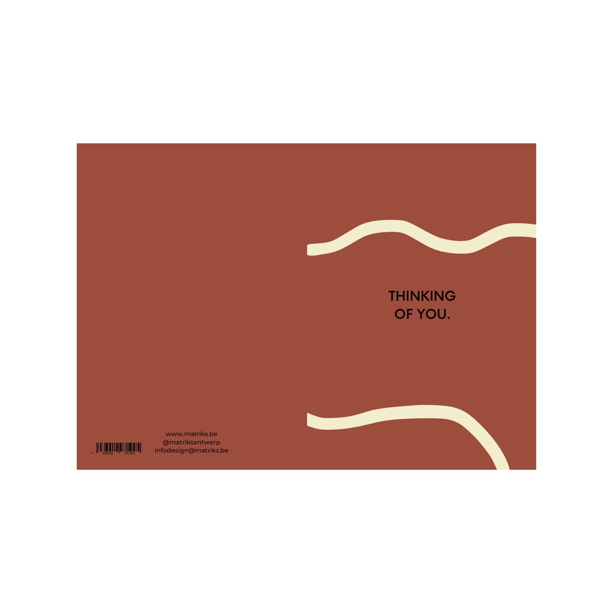 De Matriks JL Postkaart Thinking Of You Dubbel van Matriks is een bruine rechthoekige kaart met twee golvende beige lijnen en "THINKING OF YOU." gedrukt in zwart rechtsboven. Contactinformatie en een barcode staan linksonder.