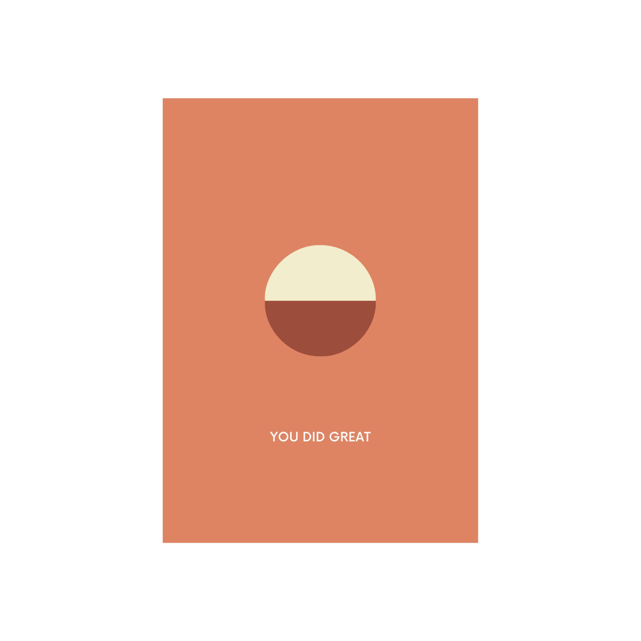 De Matriks JL Postkaart You Did Great Dubbel van Matriks heeft een perzikkleurige achtergrond, een minimalistisch cirkelontwerp in crème en bruin, en de tekst YOU DID GREAT in het wit. Perfect als kaartje voor elke gelegenheid.