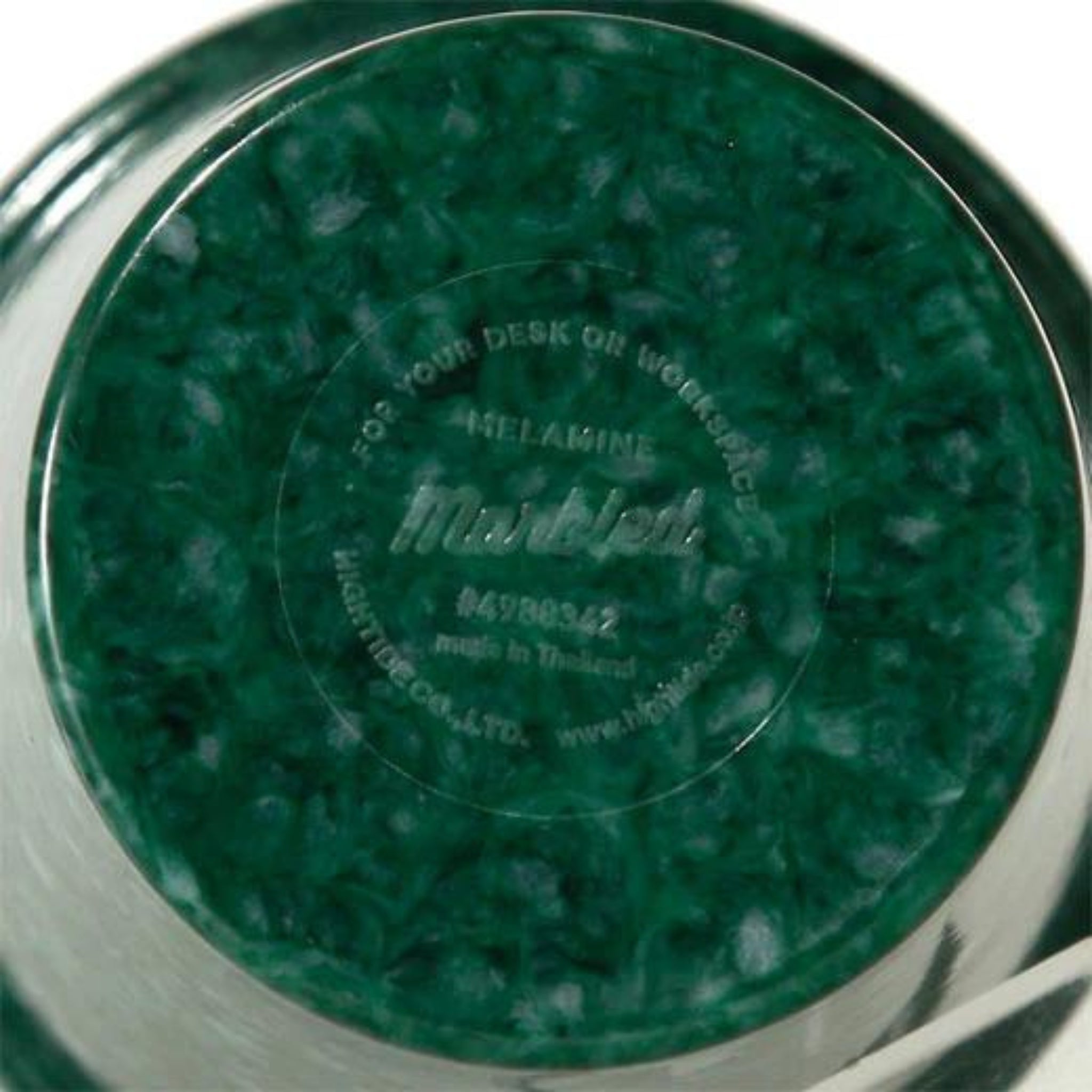 Close-up van de onderkant van een Melamine gemarmerde Beker Donkergroen met in reliëf aangebrachte merkinformatie. Ideaal als bureauopberger of voor dagelijks gebruik op je werkplek.