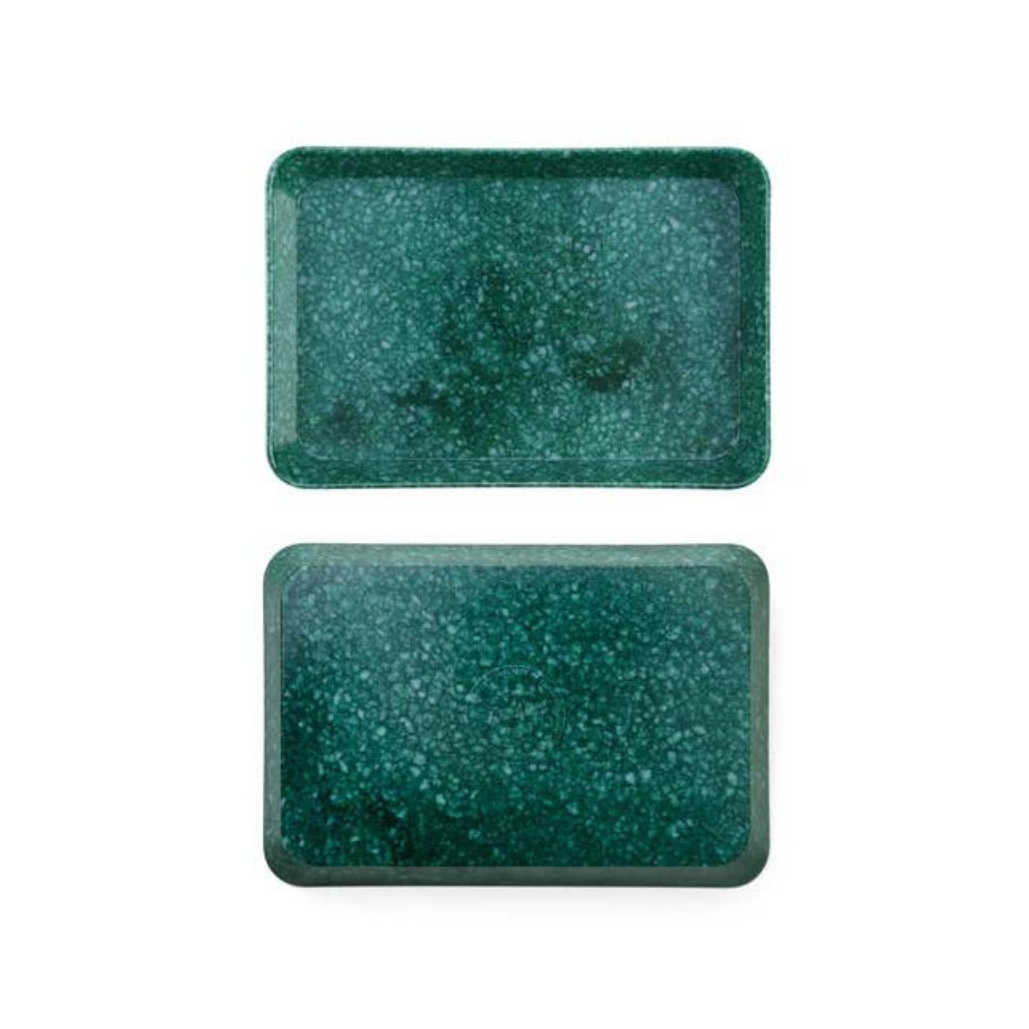 Twee gemarmerde Dienblad Donkergroen 23/16 dienbladen van Melamine Marbled, rechthoekig met afgeronde hoeken en gemarmerde donkergroene afwerking, getoond gestapeld op een wit oppervlak - perfect als elegante bureau-organizer.