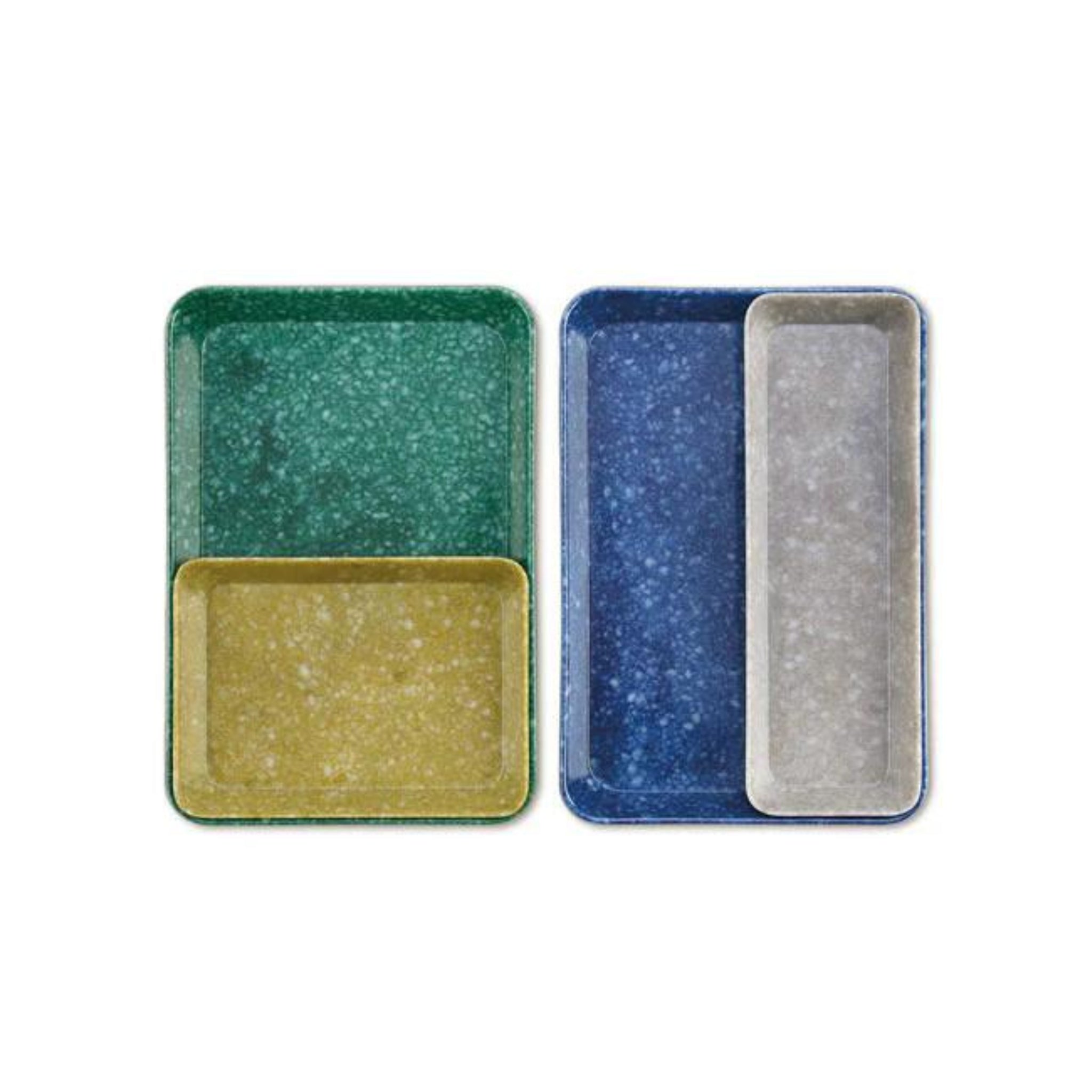 Vier gemarmerde Dienblad Donkergroen 23/16 dienbladen van Melamine Marbled - groen, geel, blauw, grijs - staan in twee overlappende paren op een witte achtergrond: groen en geel links, blauw en grijs rechts.