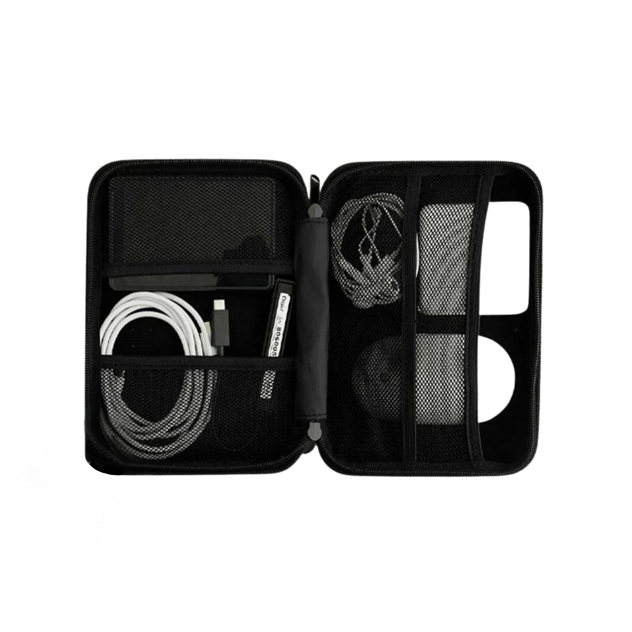 De Nähe Hard Shell Organizer Ivoor L van Nähe wordt geopend om netjes gerangschikte elektronica-accessoires - kabels, een oplader en oordopjes - te tonen in gaas en elastische vakken tegen een witte achtergrond.