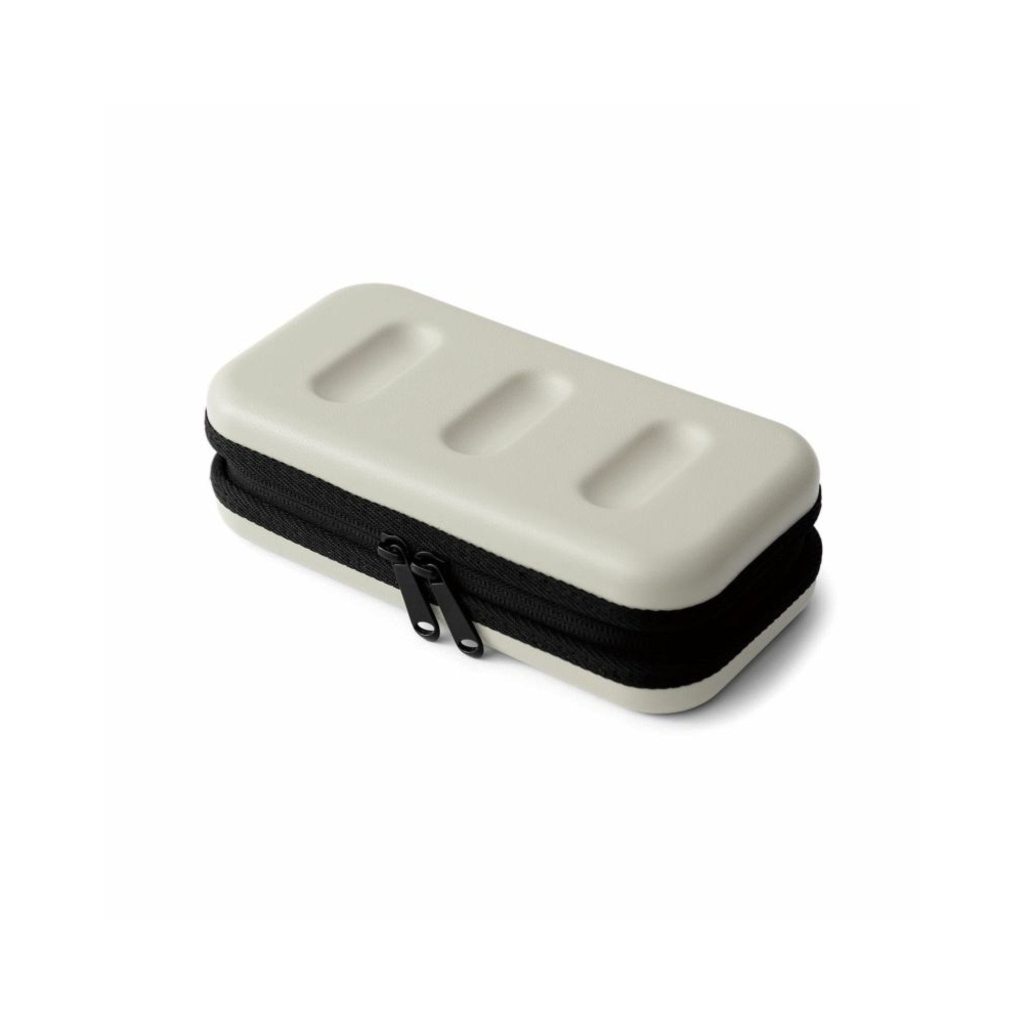 De Nähe Hard Shell Organizer Ivoor S van Nähe is een rechthoekige hoes van polycarbonaat met drie inspringende secties aan de bovenkant, een zwarte rits langs de zijkant - perfect voor het opbergen van gadgets - tegen een effen witte achtergrond.