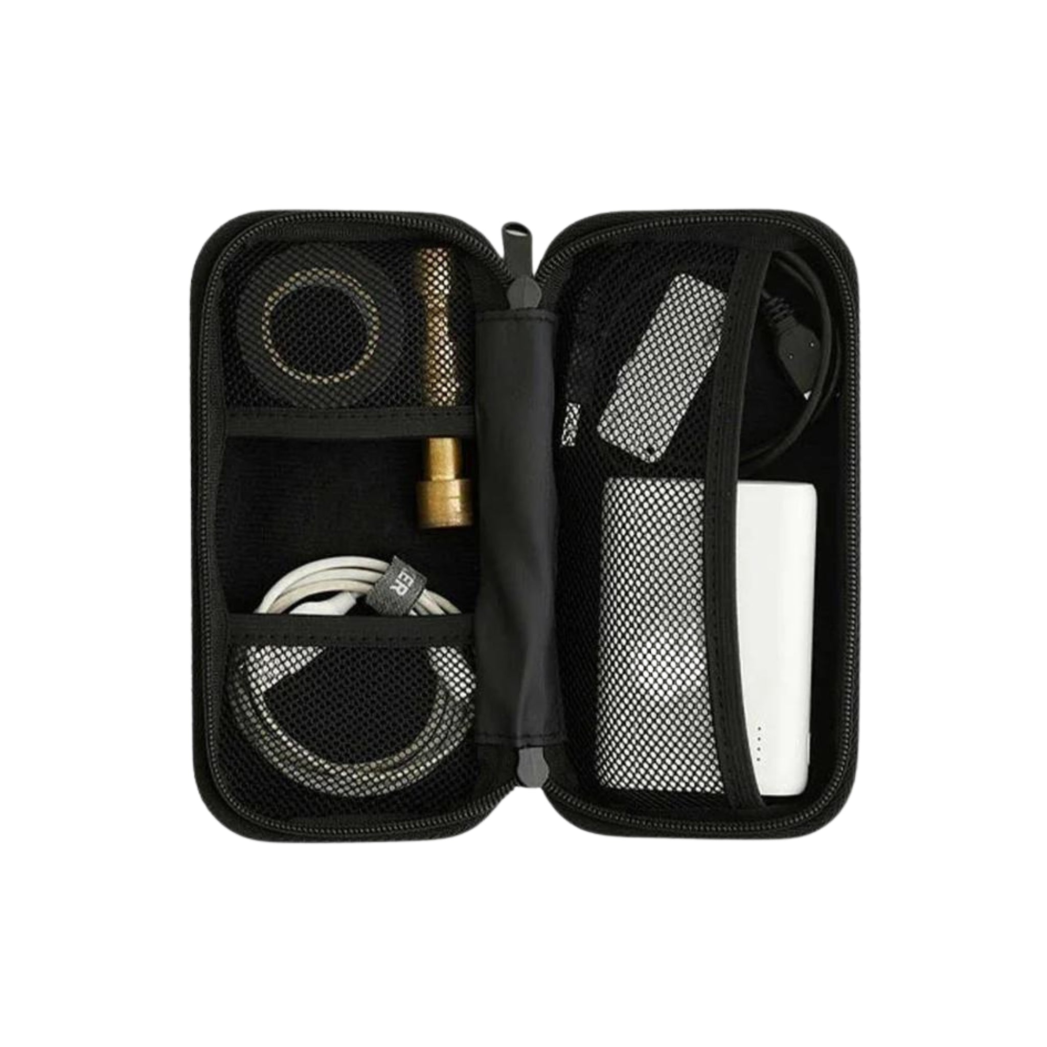 De Nähe Hard Shell Organizer Ivoor S van Nähe is open en onthult gaasvakken waarin gadgets zoals kabels, een USB-adapter, een powerbank en andere kleine elektronische accessoires netjes worden opgeborgen tegen een witte achtergrond.