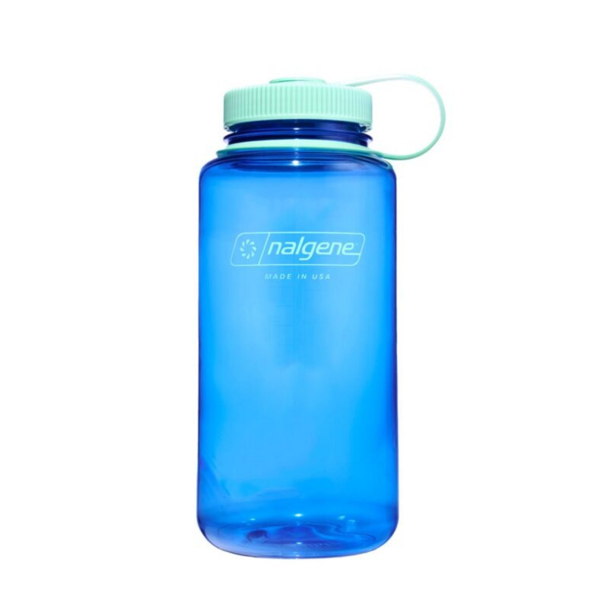 De Nalgene Drinkfles Brede Opening Cornflower Blue 1L is een grote, doorschijnende blauwe BPA-vrije fles met een brede opening, lichtgroene schroefdeksel en draaglus - ideaal voor hydratatie onderweg.