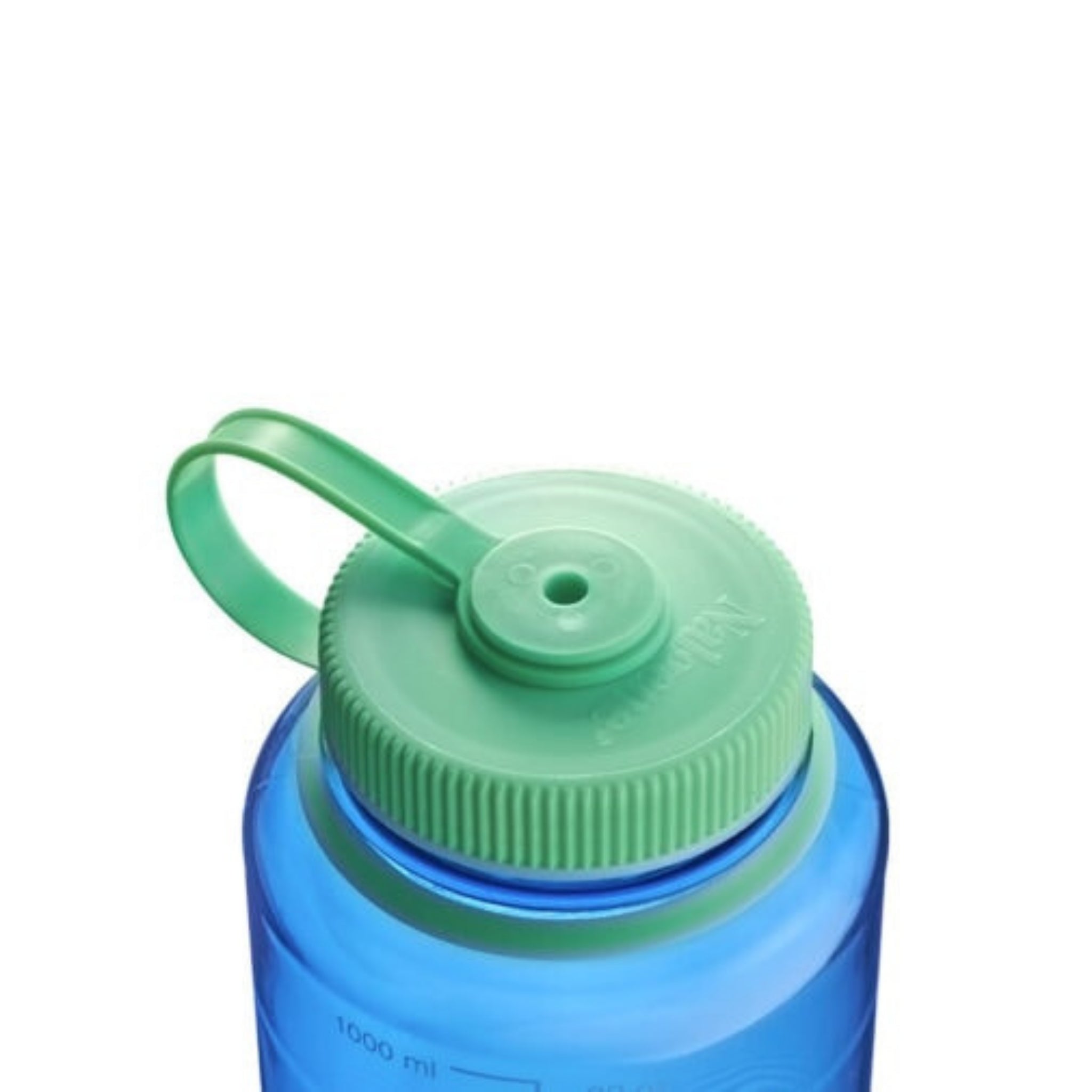 Een close-up van de Nalgene Drinkfles Brede Opening Cornflower Blue 1L, met een groene schroefdeksel met lusgreep, tegen een witte achtergrond. De doorschijnende blauwe Nalgene fles is gedeeltelijk zichtbaar, met de focus op het deksel.