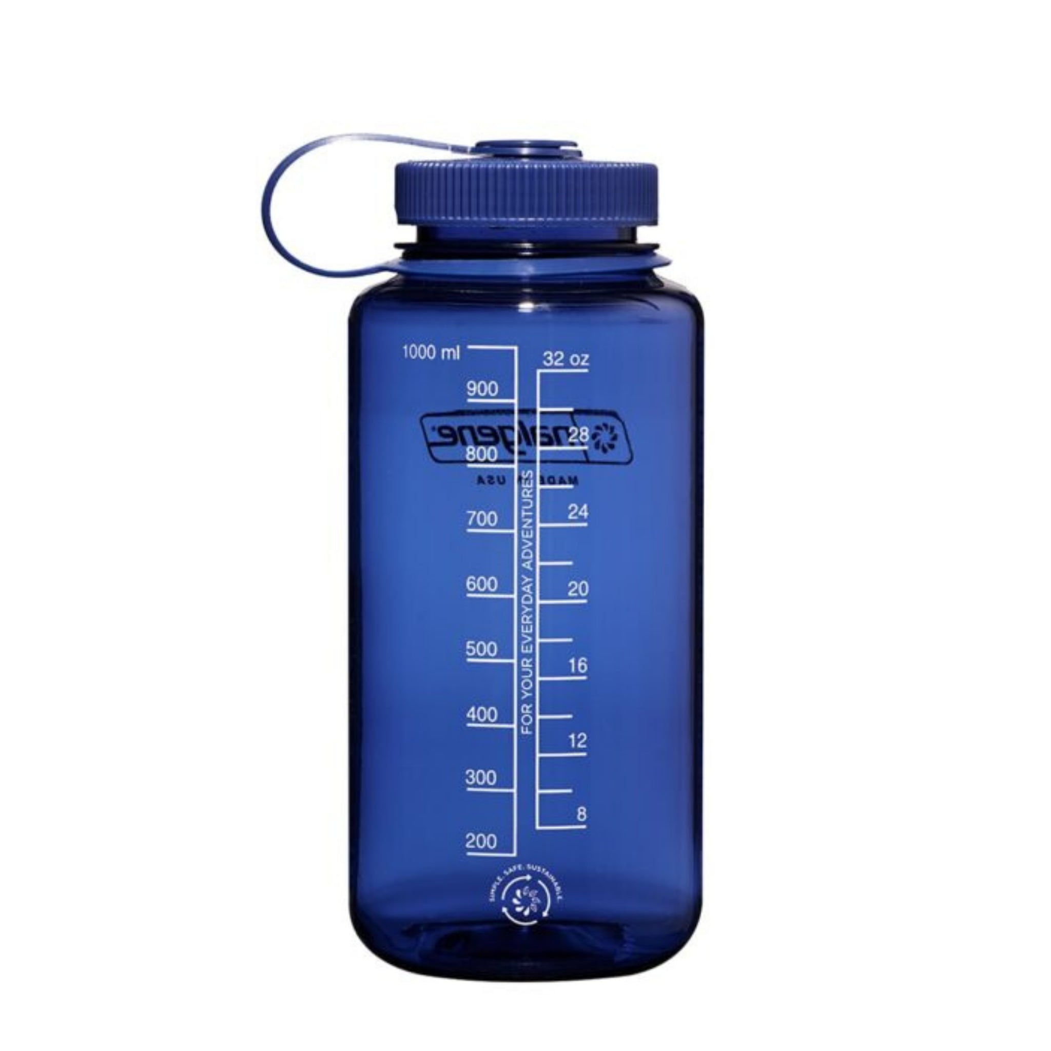 De Nalgene Drinkfles Brede Opening Denim 1L is een blauwe, BPA-vrije fles met schroefdeksel en handig lusje, voorzien van maatstrepen tot 1000 ml en het Nalgene-logo aan de zijkant.