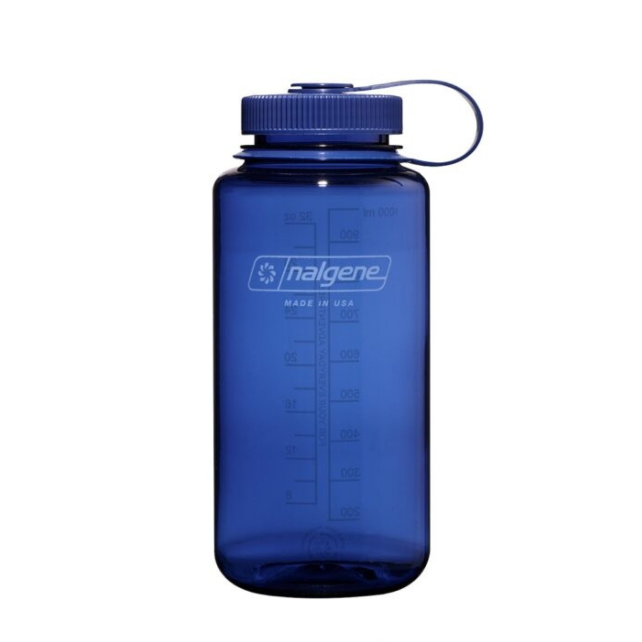 De Nalgene Drinkfles Brede Opening Denim 1L is een blauwe BPA-vrije fles met schroefdeksel, draaglus en maataanduiding. Voorzien van het Nalgene-logo; ideaal voor veilig drinken onderweg.