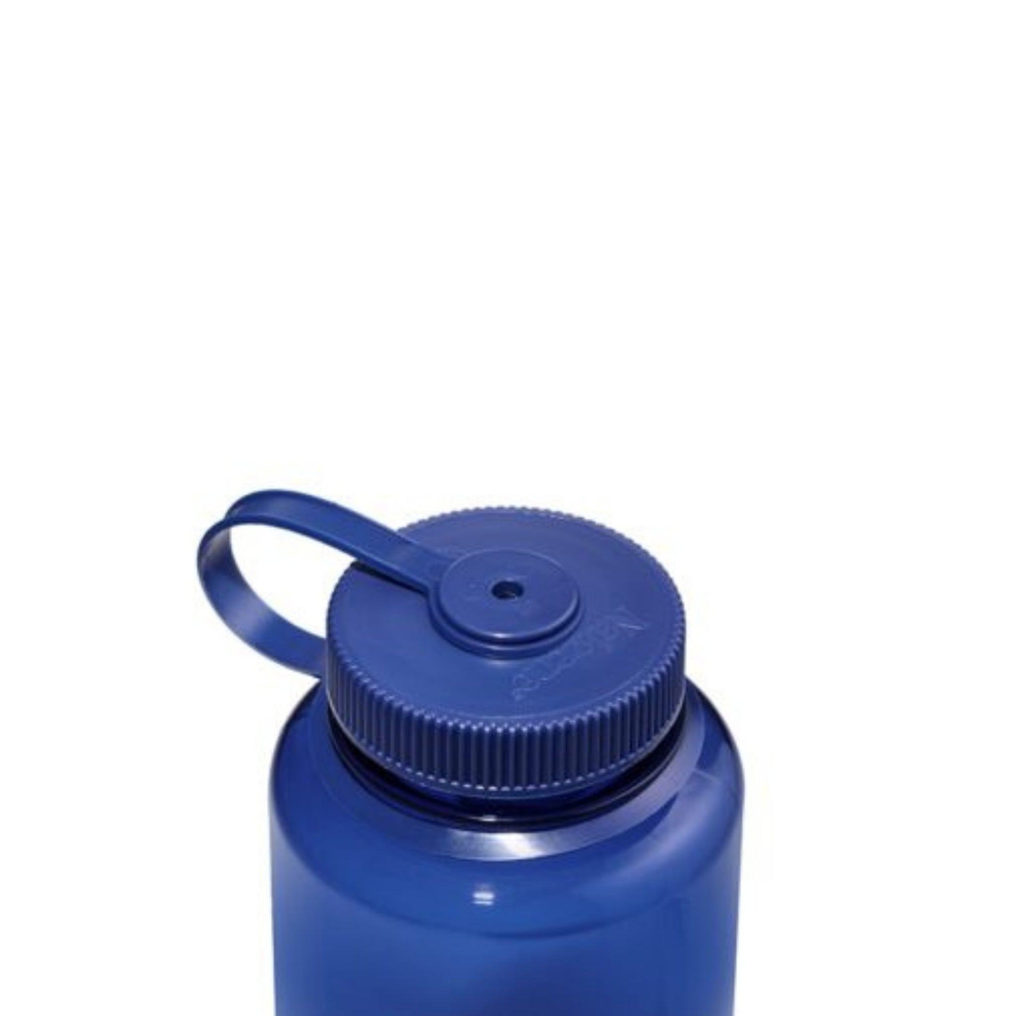 Een close-up van de Nalgene Drinkfles Brede Opening Denim 1L, een BPA-vrije fles met schroefdop en plastic lus, van Nalgene, afgebeeld tegen een effen witte achtergrond.