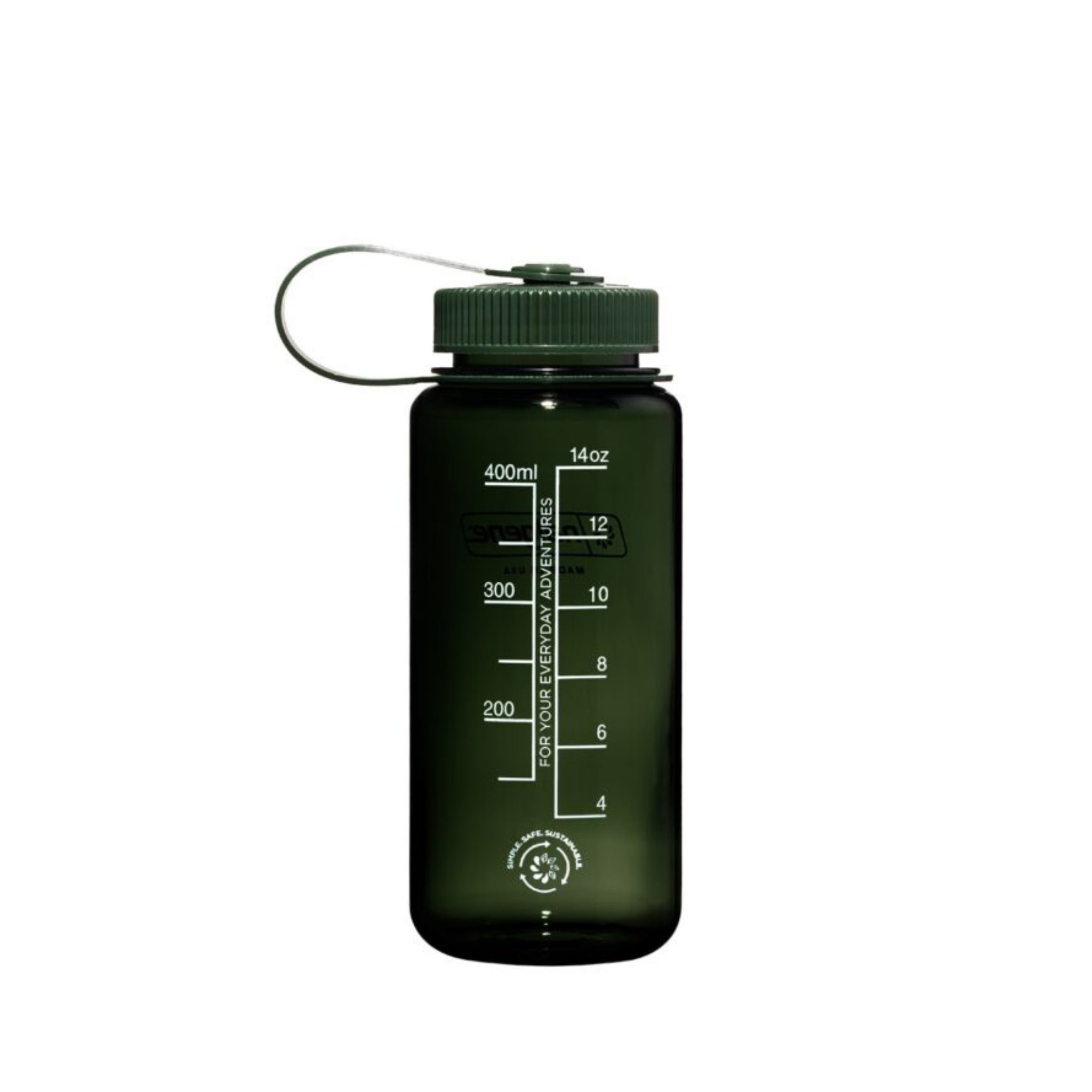 De Nalgene Drinkfles Brede Opening Jade 500 ml is een donkergroene BPA-vrije Tritan fles met brede opening, zwarte schroefdop en draagriem. Op de zijkant staat een witte maatverdeling in ml en ounces. De fles staat rechtop op een witte achtergrond.