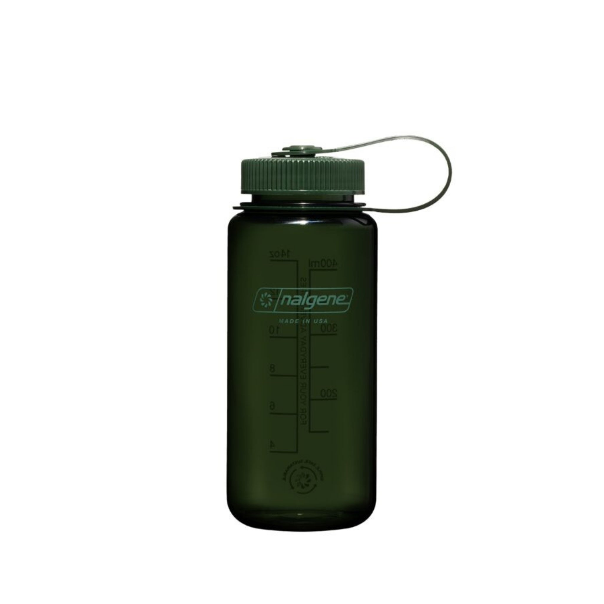 De Nalgene Drinkfles Brede Opening Jade 500 ml, een donkergroene BPA-vrije Tritan waterfles, heeft een schroefdeksel met plastic lus, brede opening, maataanduidingen en het Nalgene logo op de zijkant.