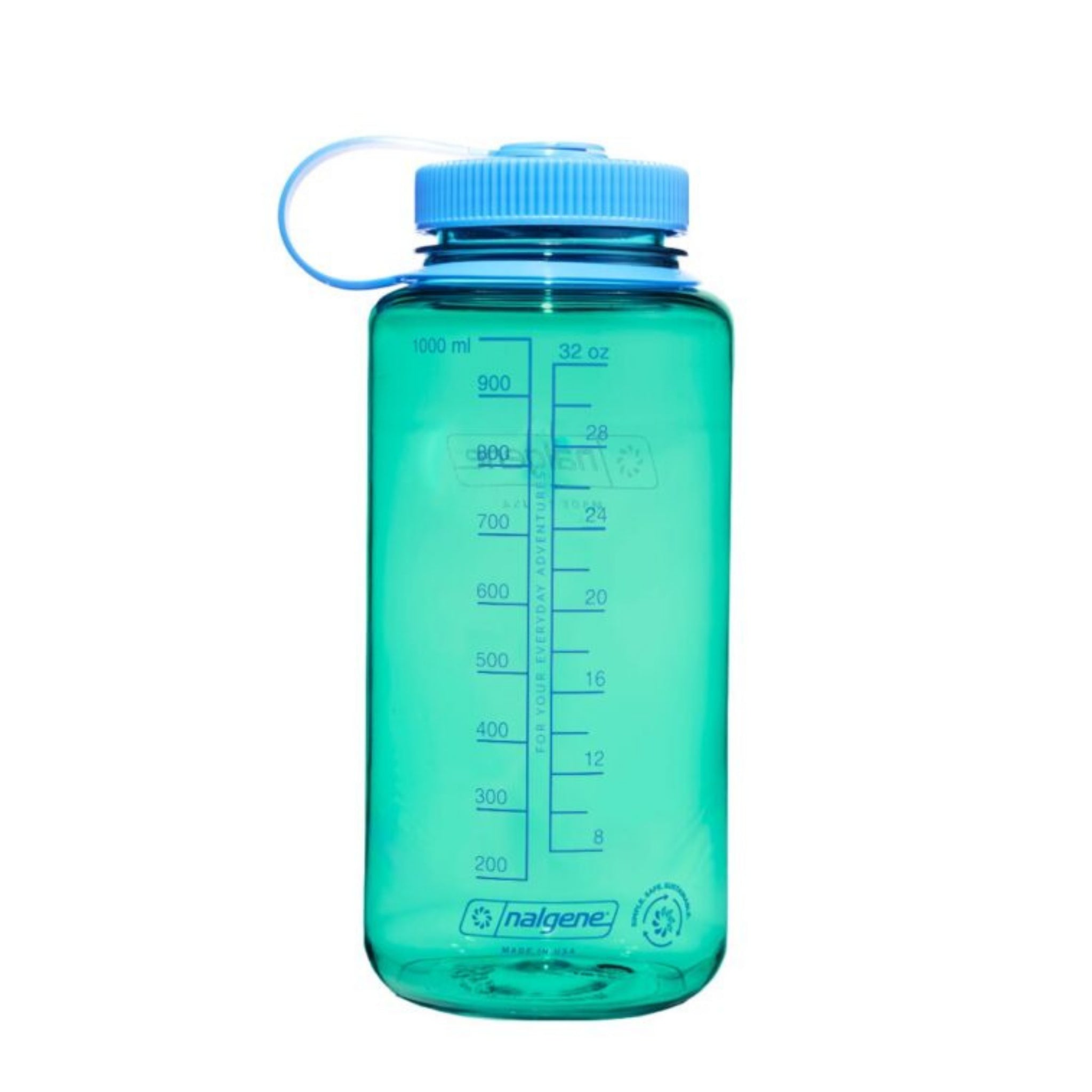 De Nalgene Drinkfles Brede Opening Pastelgroen 1L is een doorschijnende groenblauwe BPA-vrije fles met een blauwe schroefdeksel, brede opening, lusvormige handgreep en maataanduidingen in ml en oz.