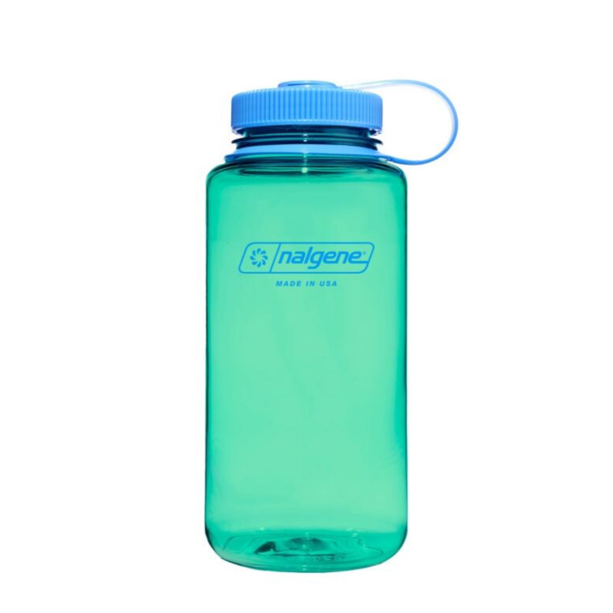 Een pastelgroene Nalgene Drinkfles Brede Opening 1L met een blauwe schroefdop en bevestigde lus. De BPA-vrije fles heeft het Nalgene-logo en "Made in USA" op de voorkant, en staat leeg rechtop.