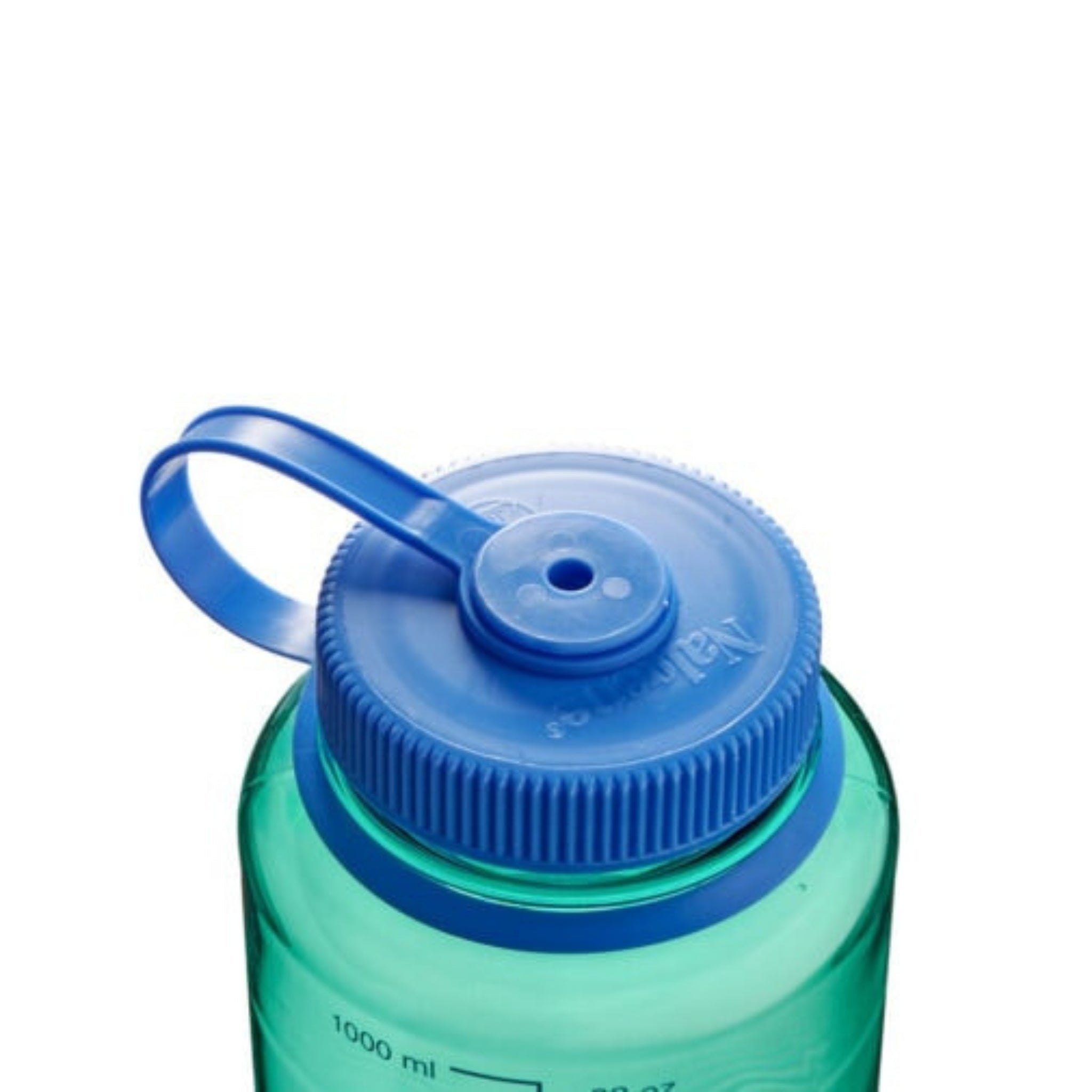 Een close-up van de Nalgene Drinkfles Brede Opening Pastelgroen 1L, een doorschijnend groene BPA-vrije fles met een blauwe schroefdeksel en een handvat met lus, met maatstrepen tot 1000 ml tegen een witte achtergrond.