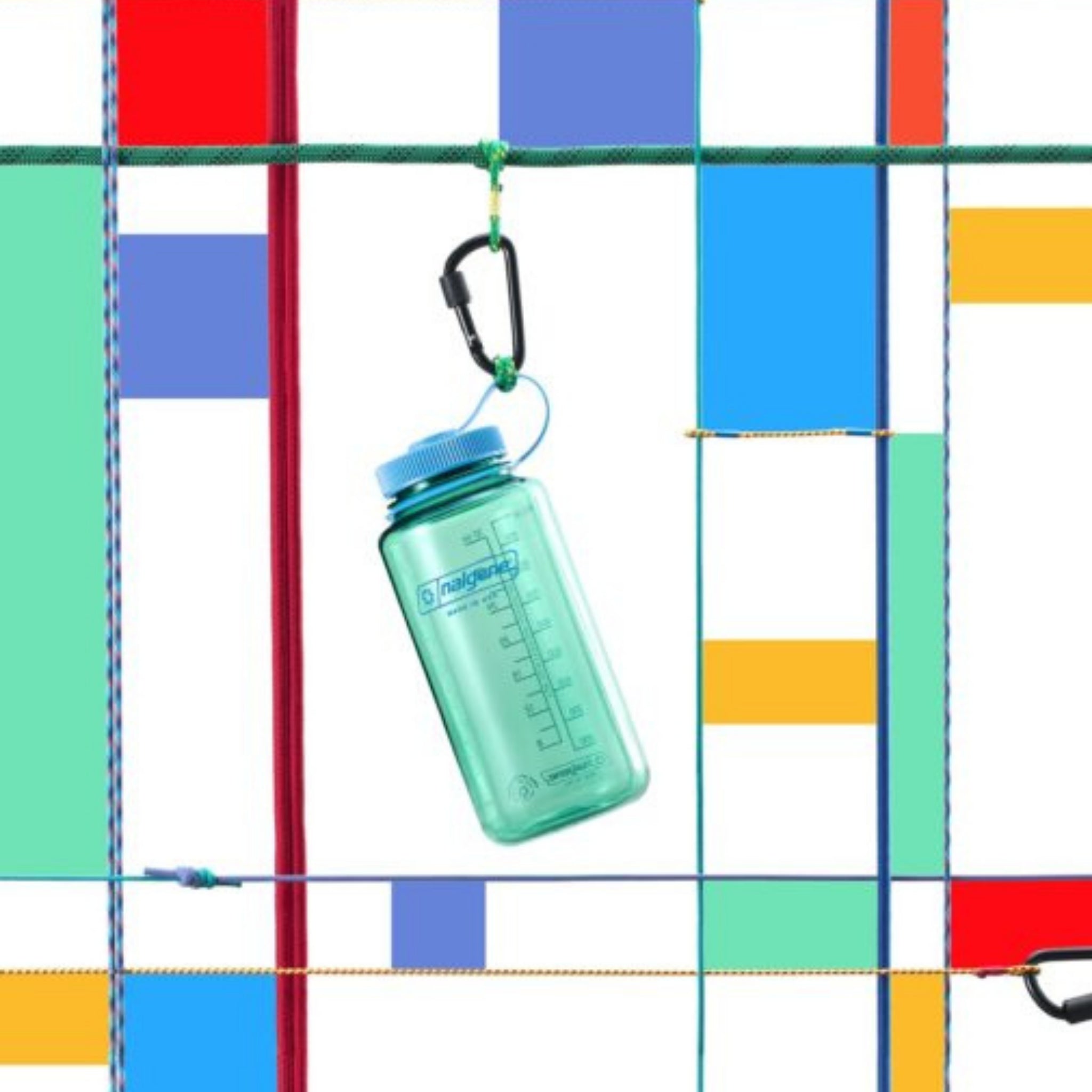 Een BPA-vrije Nalgene Drinkfles Brede Opening Pastelgroen 1L van Nalgene hangt aan een karabiner aan een groen touw, tegen een kleurrijke achtergrond met kruislings lopende lijnen en rechthoeken in blauw, rood, groen en geel.