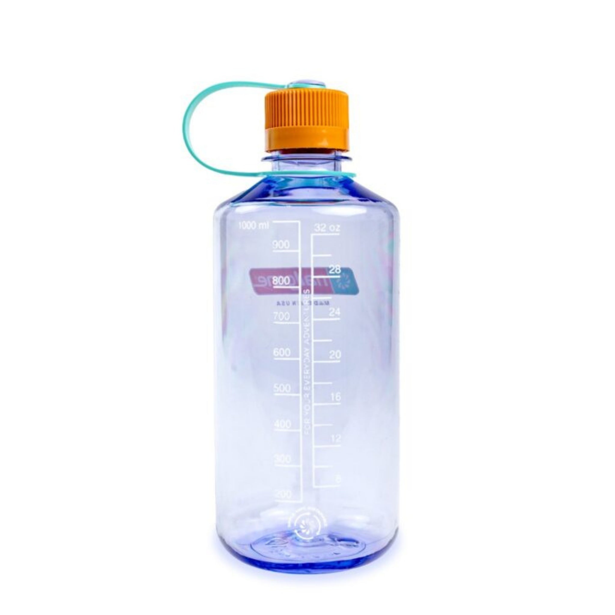 De Nalgene Drinkfles Smalle Opening Amethyst 1L is een transparant blauwe BPA-vrije Tritan waterfles met maatstrepen, een oranje schroefdop en een lichtblauwe draaglus aan de dop. Het flesje is leeg en staat rechtop.