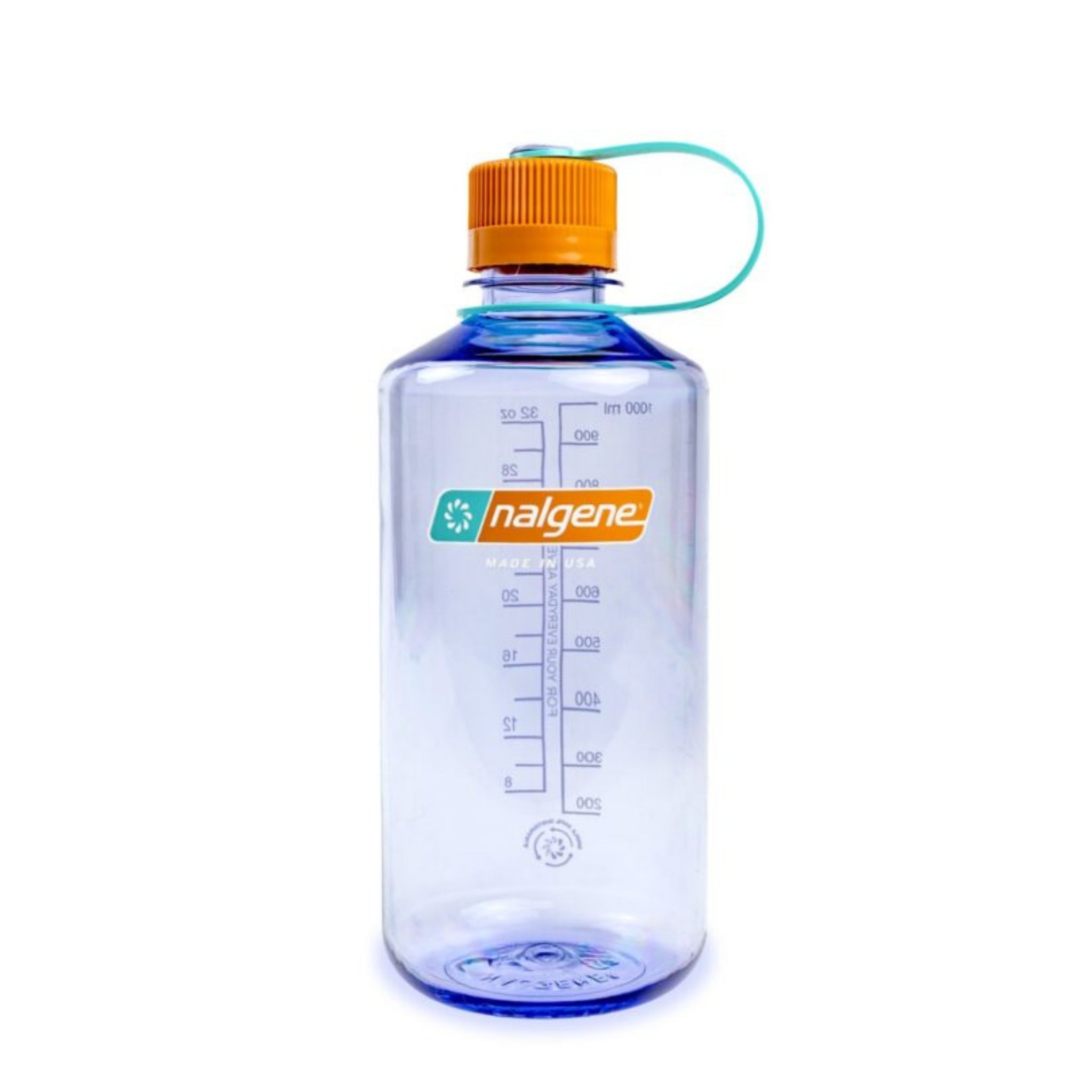 De Nalgene Drinkfles Smalle Opening Amethyst 1L is een BPA-vrij Tritan flesje met maatverdeling, een oranje schroefdop, lichtblauwe draaglus en het Nalgene-logo op de voorkant.