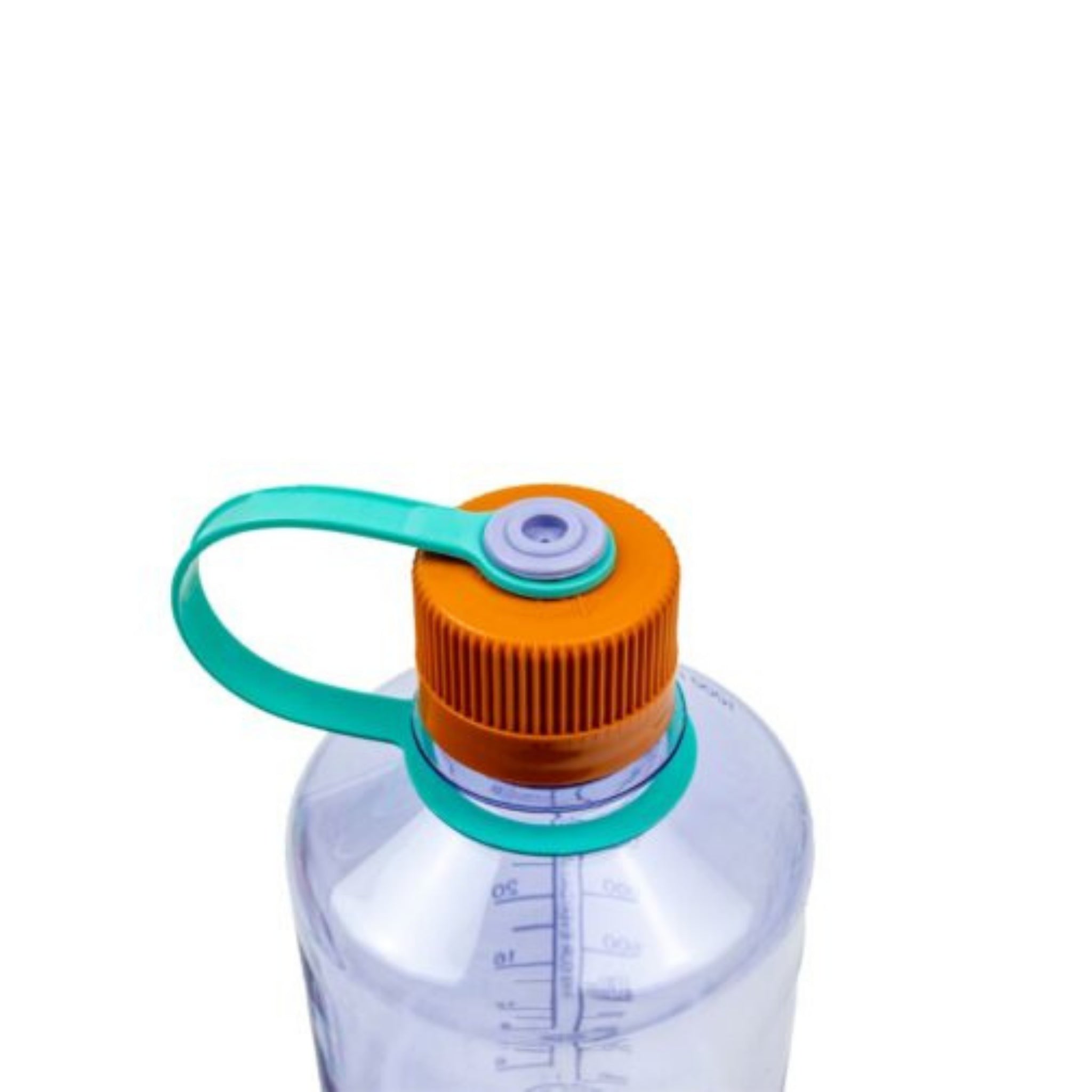 Een close-up van de Nalgene Drinkfles Smalle Opening Amethyst 500 ml toont maataanduidingen, een oranje schroefdop met een groene lus en een BPA-vrije smalle opening. De transparante fles is van Nalgene tegen een effen witte achtergrond.