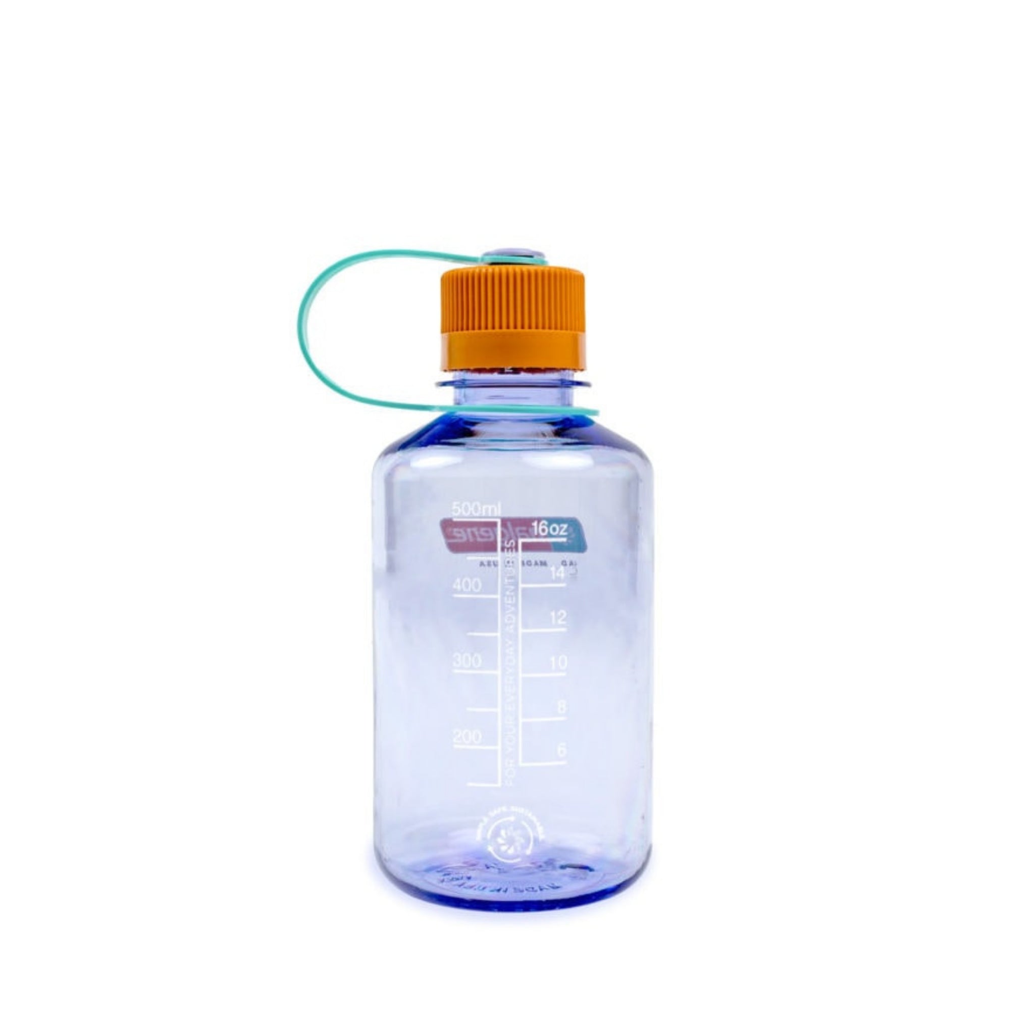 De Nalgene Drinkfles Smalle Opening Amethyst 500 ml is een BPA-vrije fles met meetstrepen, oranje schroefdop en blauwe draaglus, getoond tegen een witte achtergrond.