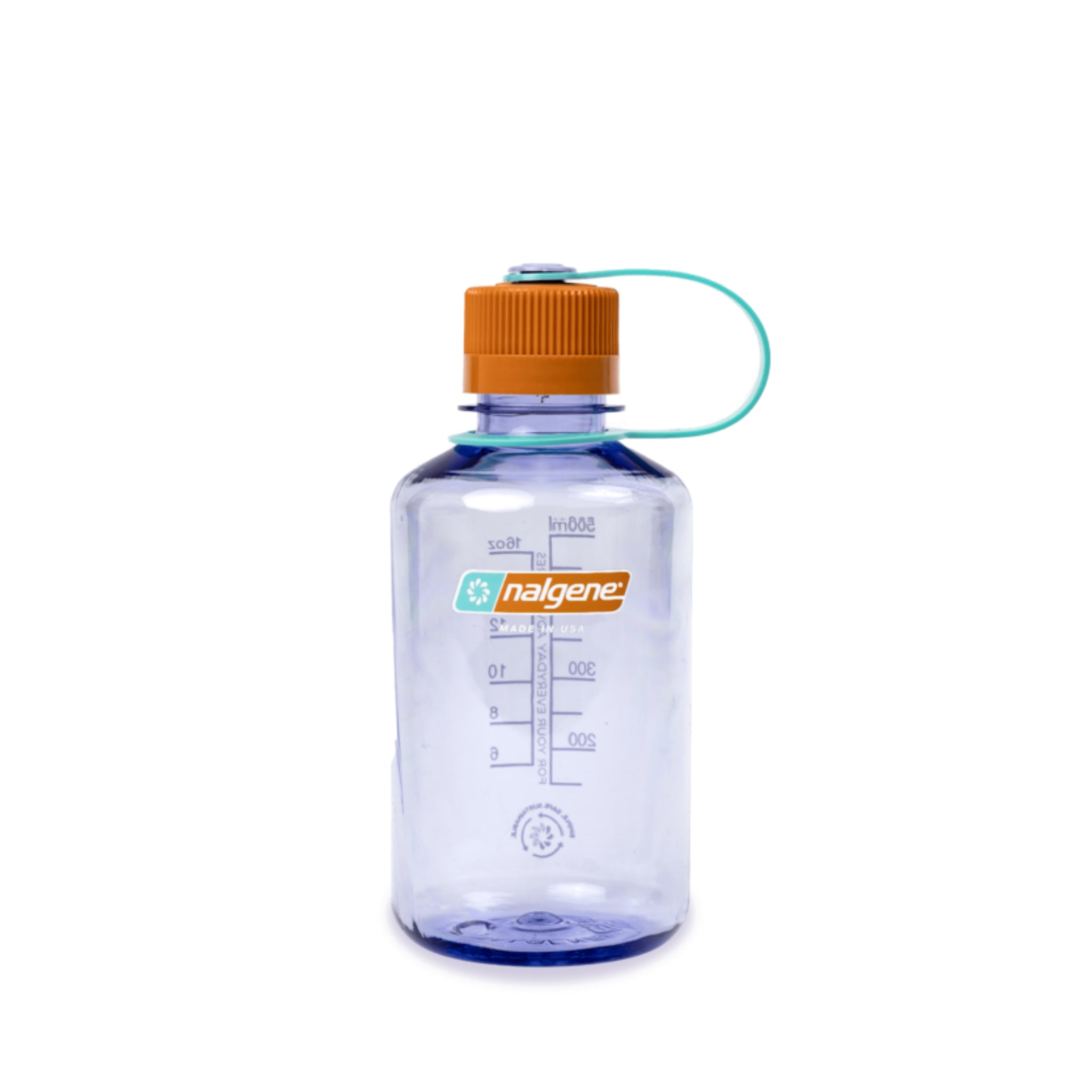 De Nalgene Drinkfles Smalle Opening Amethyst 500 ml is een BPA-vrije fles met een kleine opening, precieze milliliteraanduidingen en een amethist lichaam met een oranje schroefdeksel en blauwe draaglus.